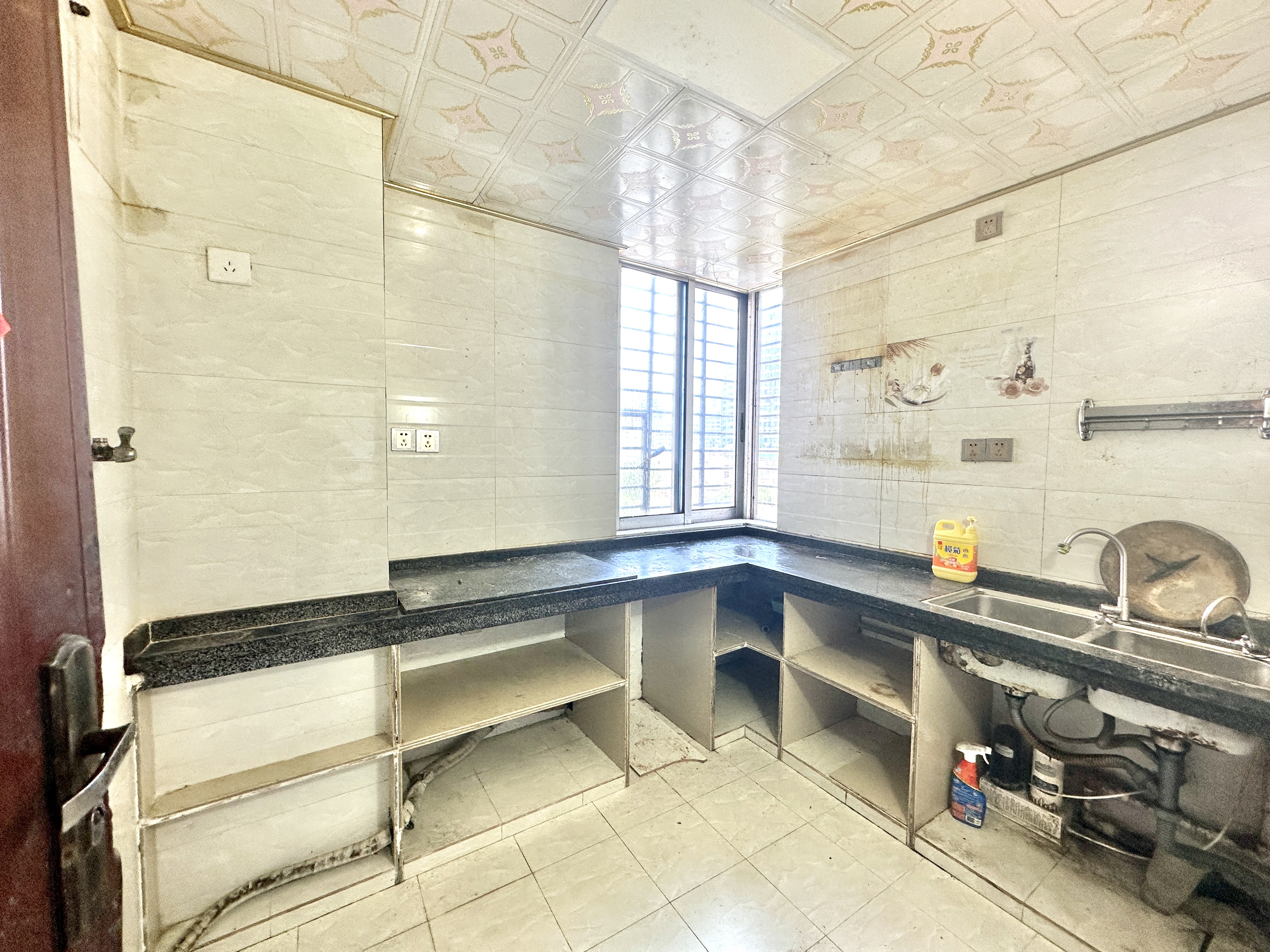 金龙小区  3室2厅2卫    167.0万 金龙小区  3室2厅2卫    167.0万厨房