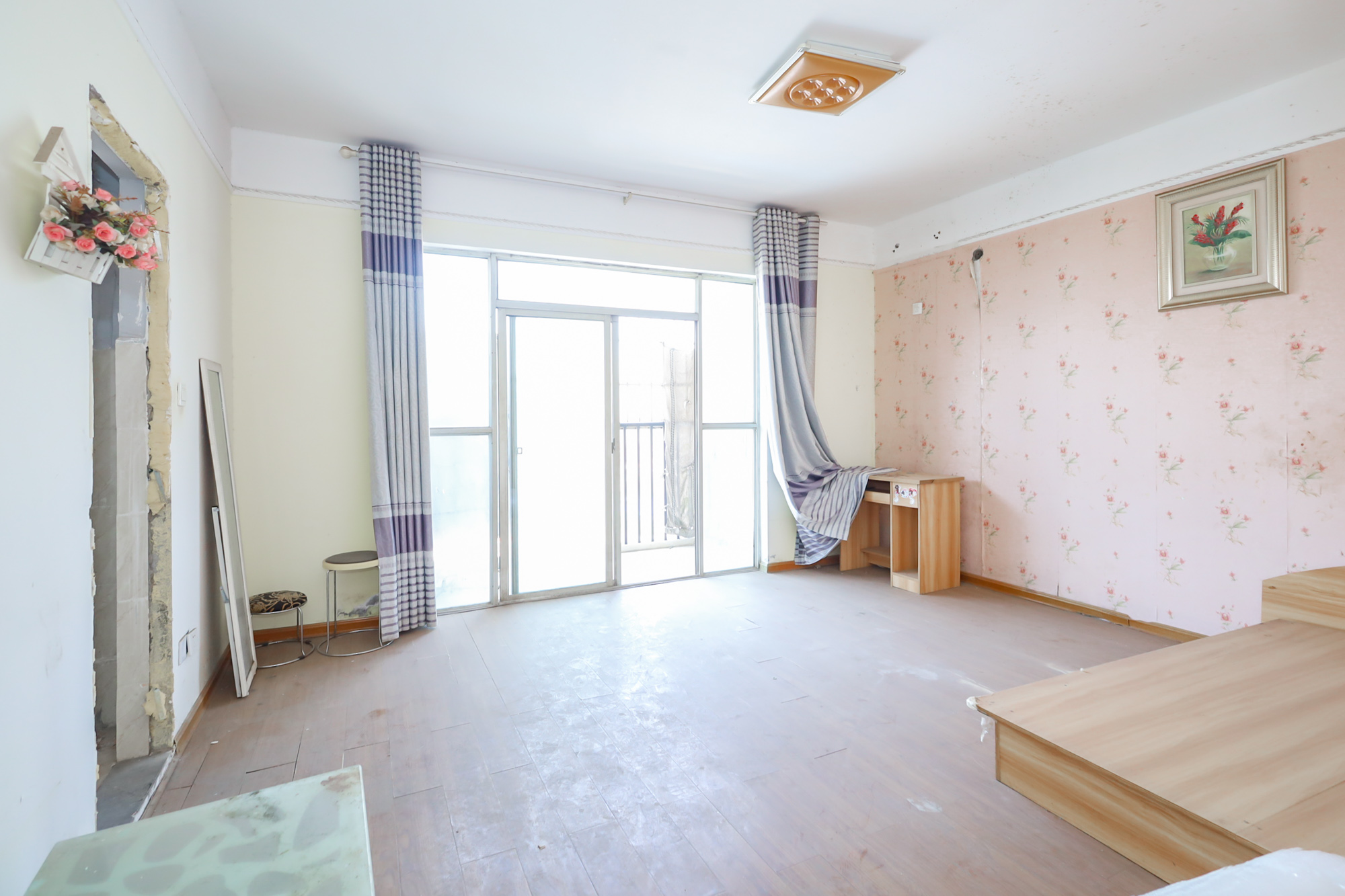 香海西岸  4室2厅2卫    149.96万 香海西岸  4室2厅2卫    149.96万客厅