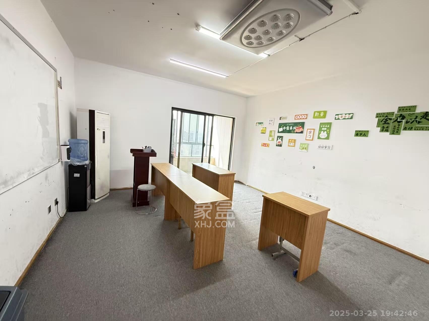 长房时代城  4室2厅2卫   3900.00元/月室内图