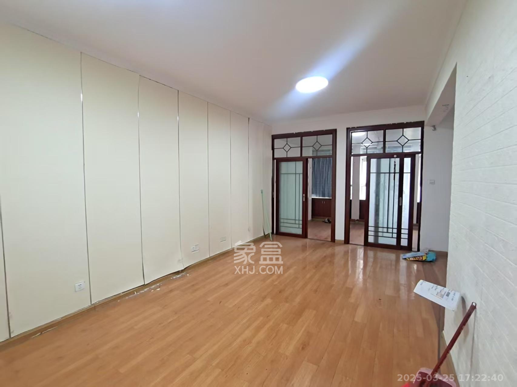 红星国际星城  1室2厅1卫    1500.0元/月 红星国际星城  1室2厅1卫    1500.0元/月