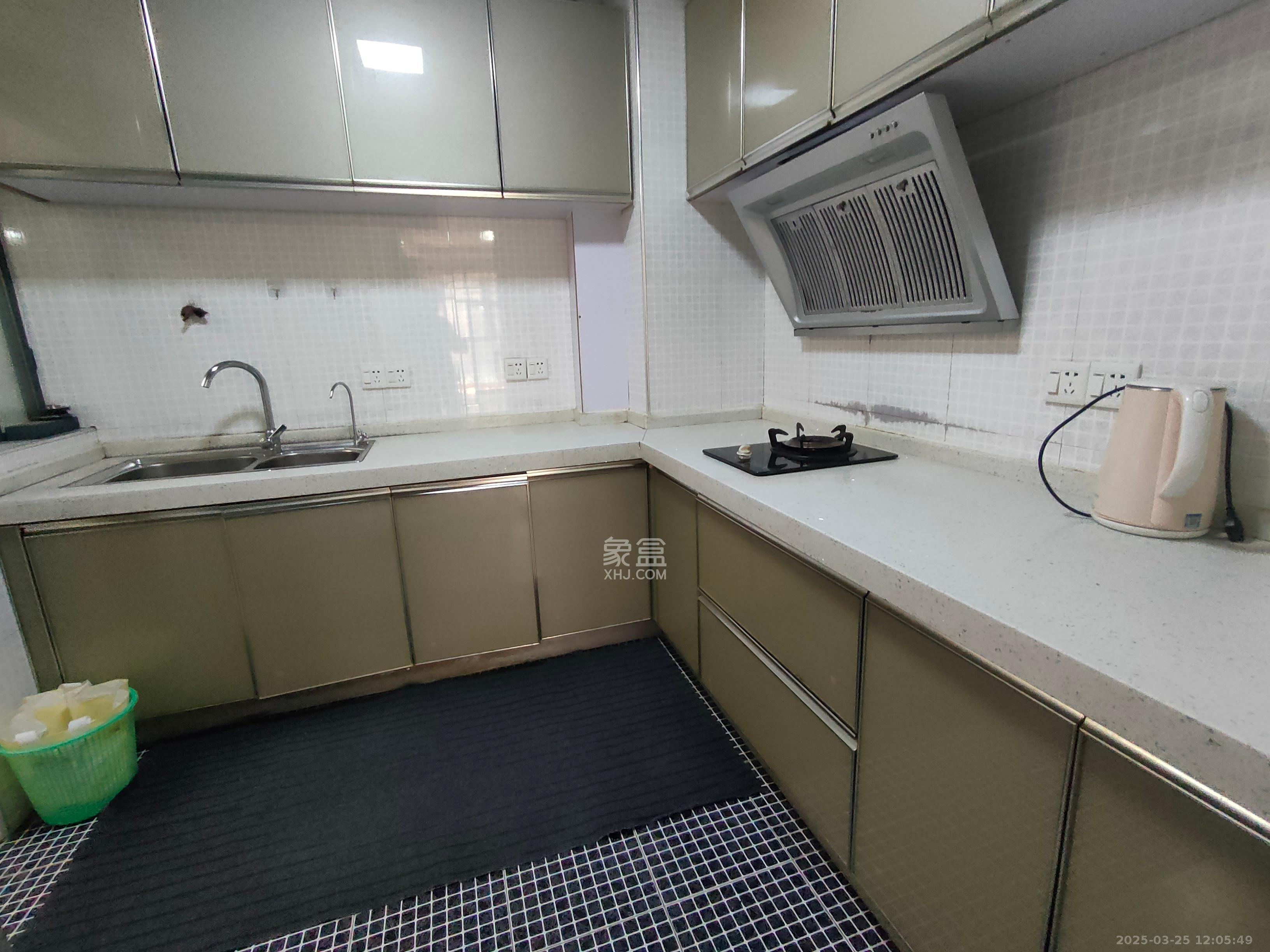 金领家族 2室2厅1卫 1700.0元/月 金领家族 2室2厅1卫 1700.0元/月室内图