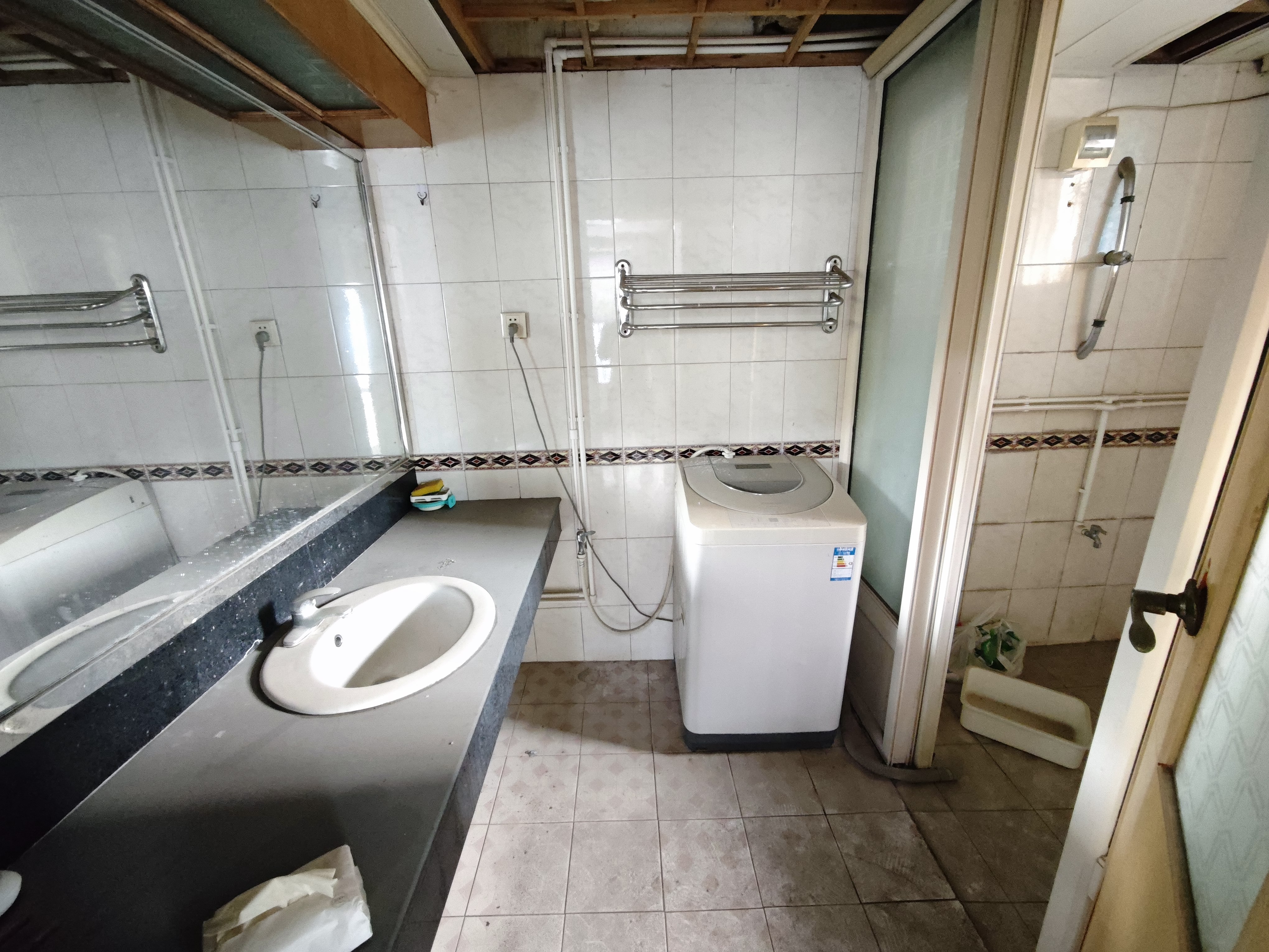 菊苑小区西区 3室2厅2卫 40.0万 菊苑小区西区 3室2厅2卫 40.0万卫生间