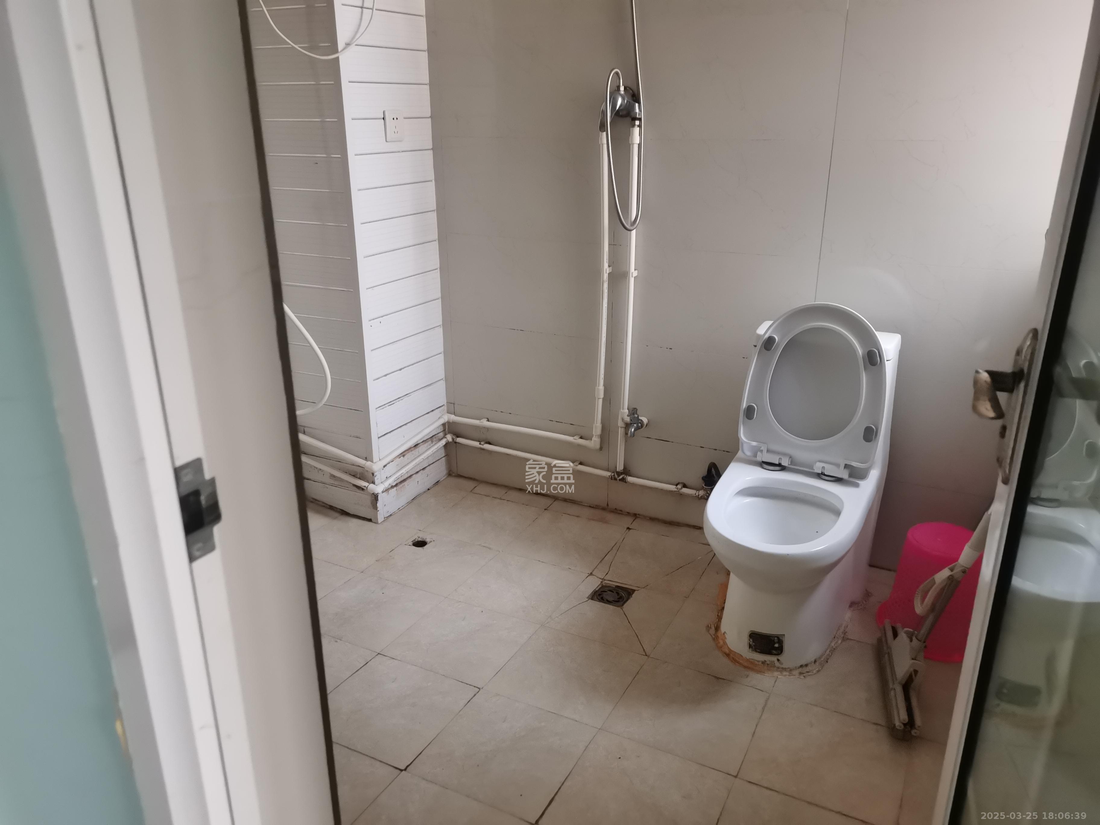 德润小区(丰升德润小区) 4室2厅2卫 2500.0元/月 德润小区(丰升德润小区) 4室2厅2卫 2500.0元/月室内图