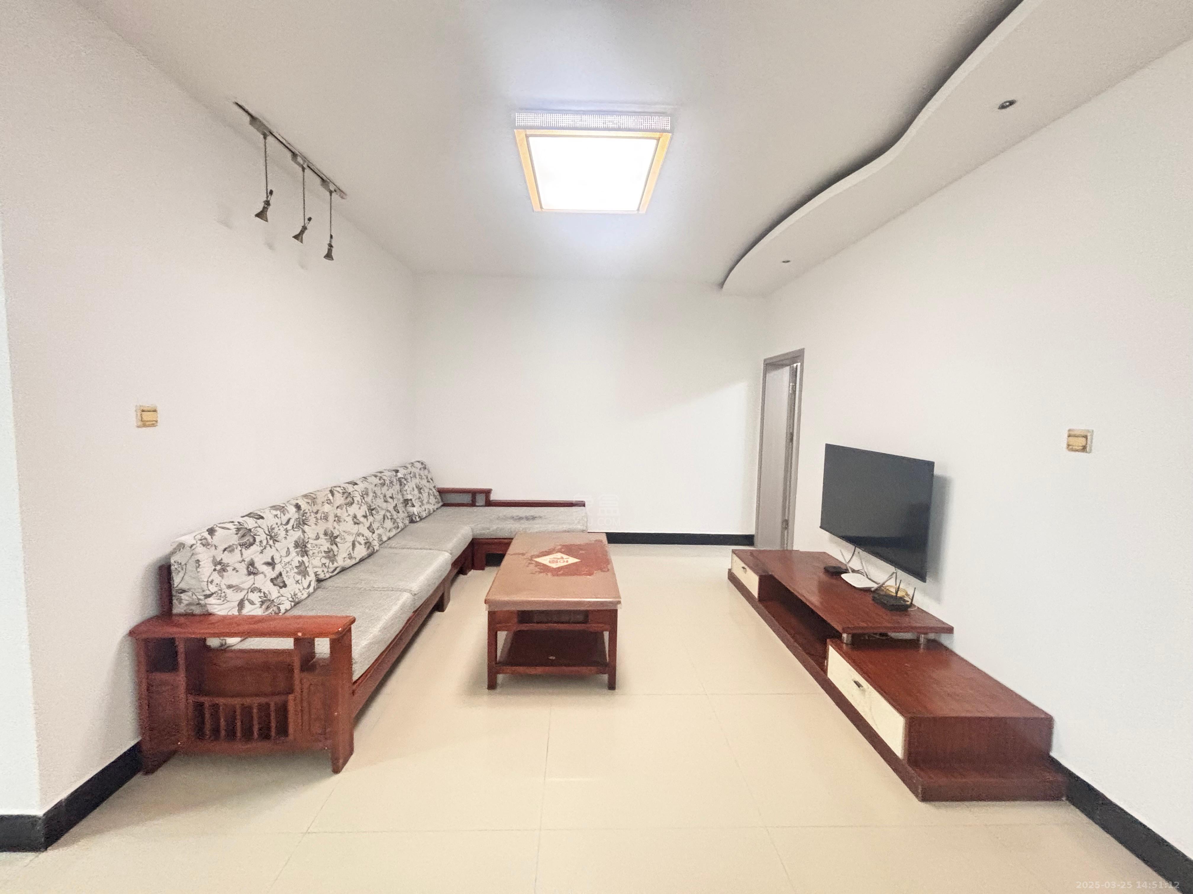 政华嘉园  2室2厅1卫    1500.0元/月 政华嘉园  2室2厅1卫    1500.0元/月室内图