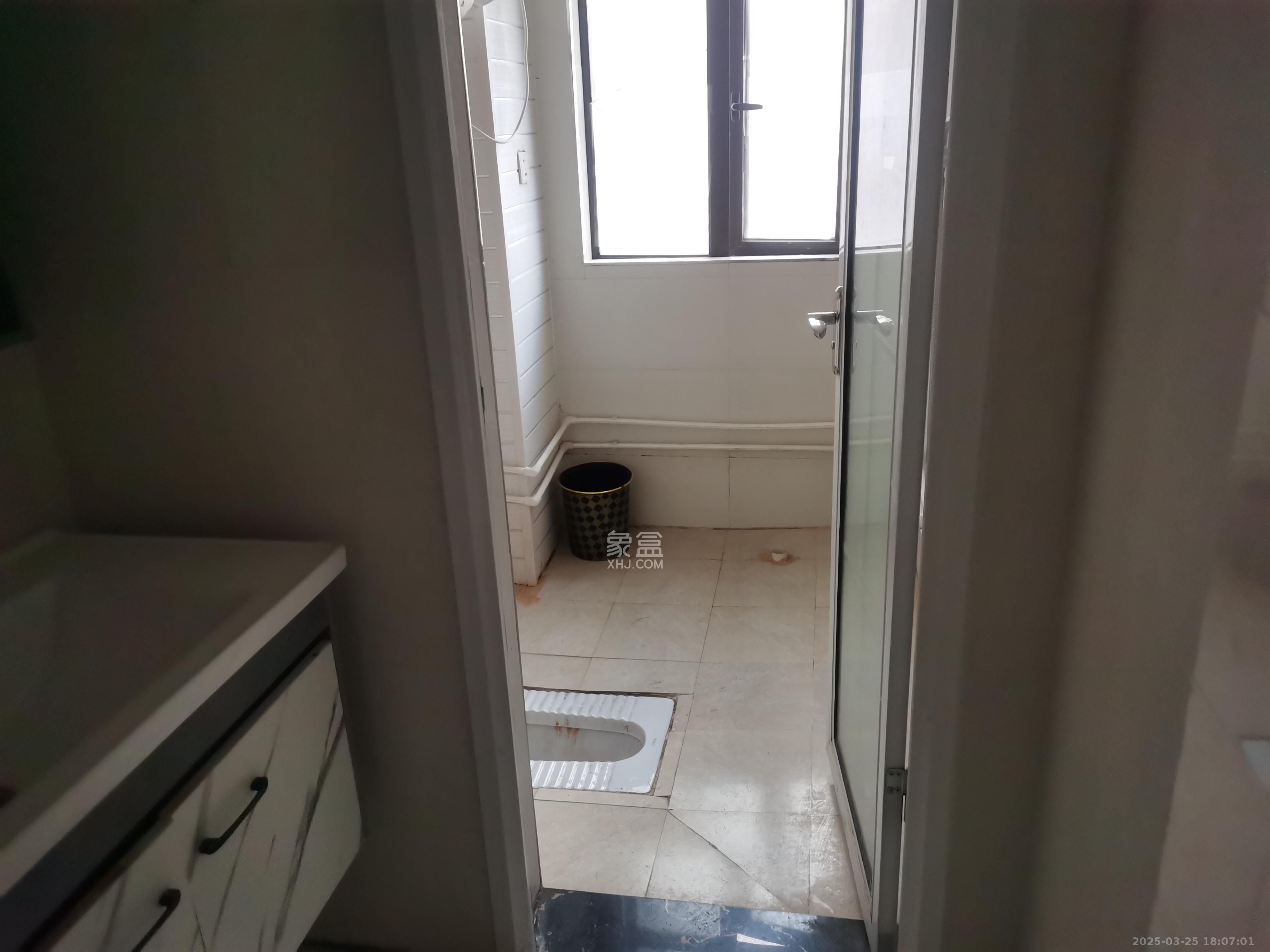 德润小区(丰升德润小区) 4室2厅2卫 2500.0元/月 德润小区(丰升德润小区) 4室2厅2卫 2500.0元/月室内图