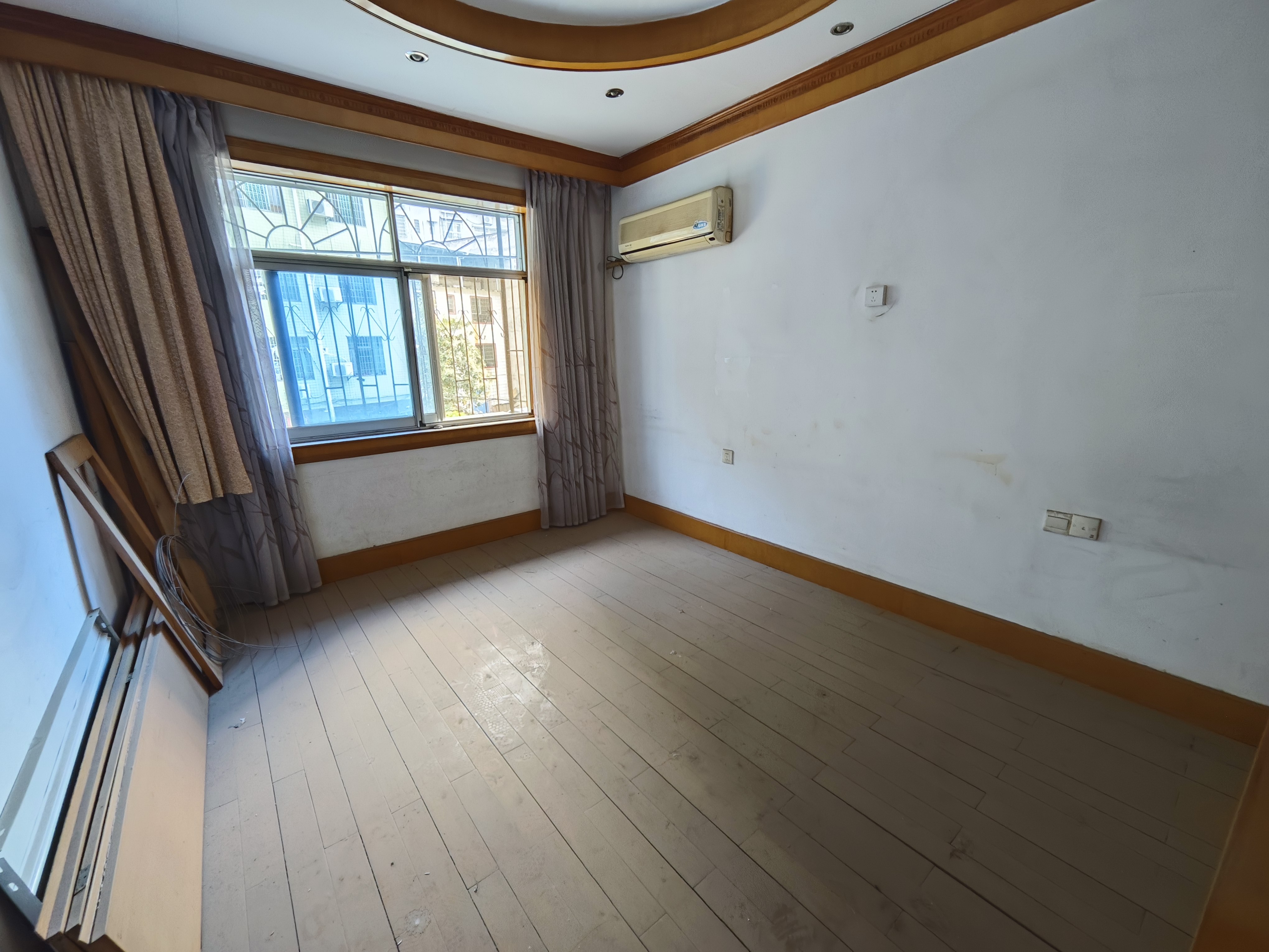 菊苑小区西区 3室2厅2卫 40.0万 菊苑小区西区 3室2厅2卫 40.0万卧室