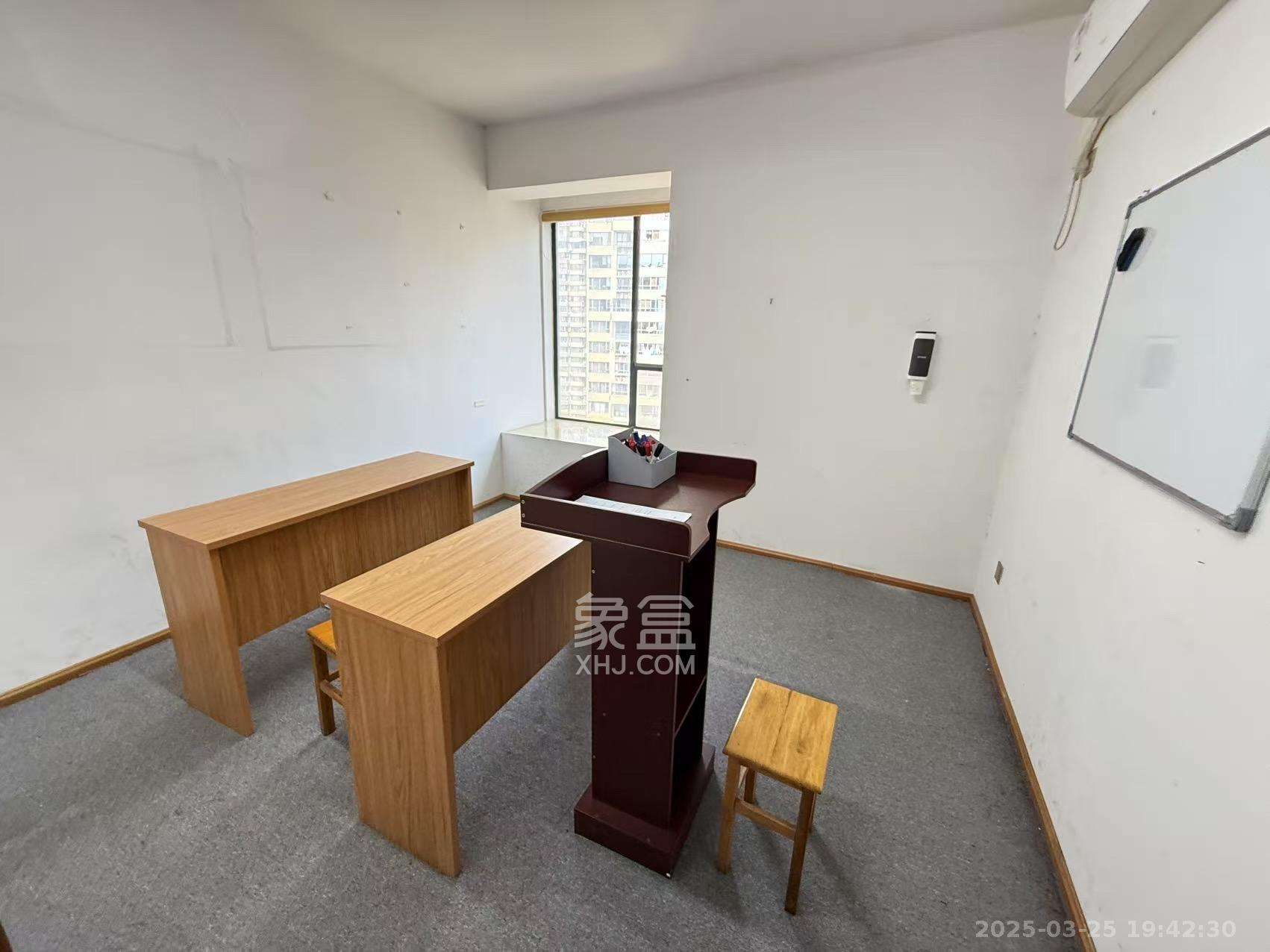 长房时代城  4室2厅2卫   3900.00元/月室内图