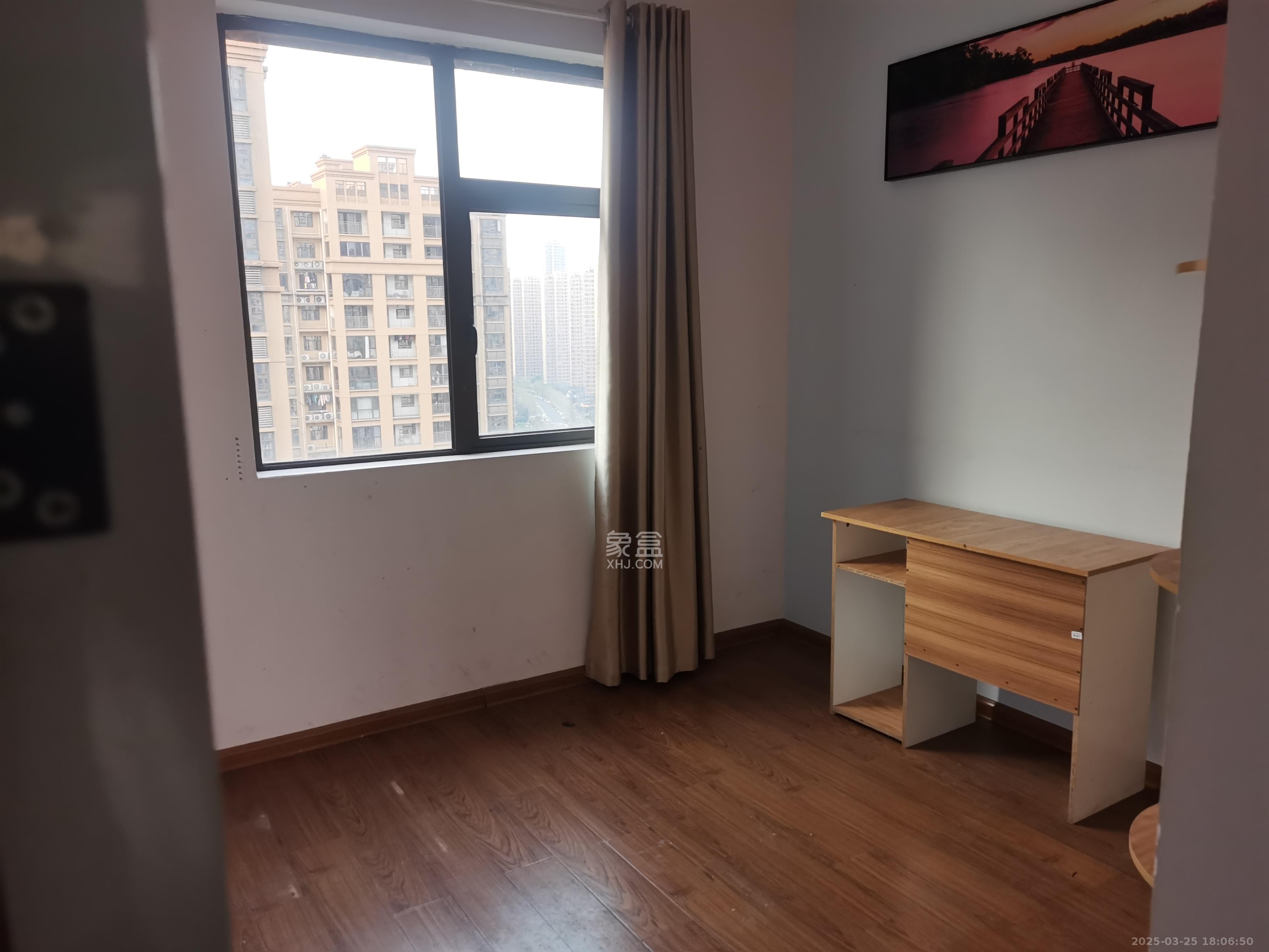 德润小区(丰升德润小区) 4室2厅2卫 2500.0元/月 德润小区(丰升德润小区) 4室2厅2卫 2500.0元/月室内图