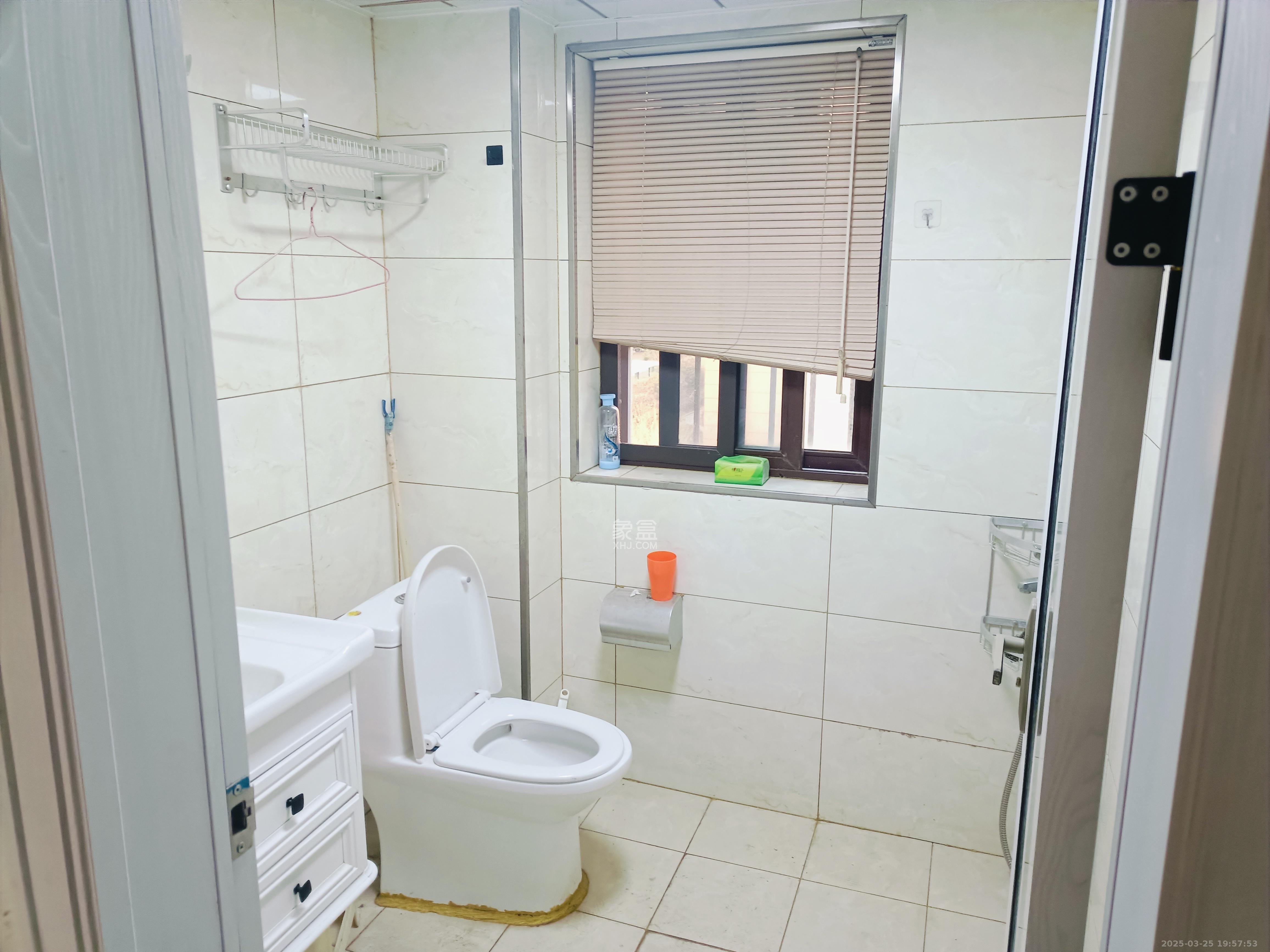 东方美地  3室2厅2卫   2300.00元/月室内图