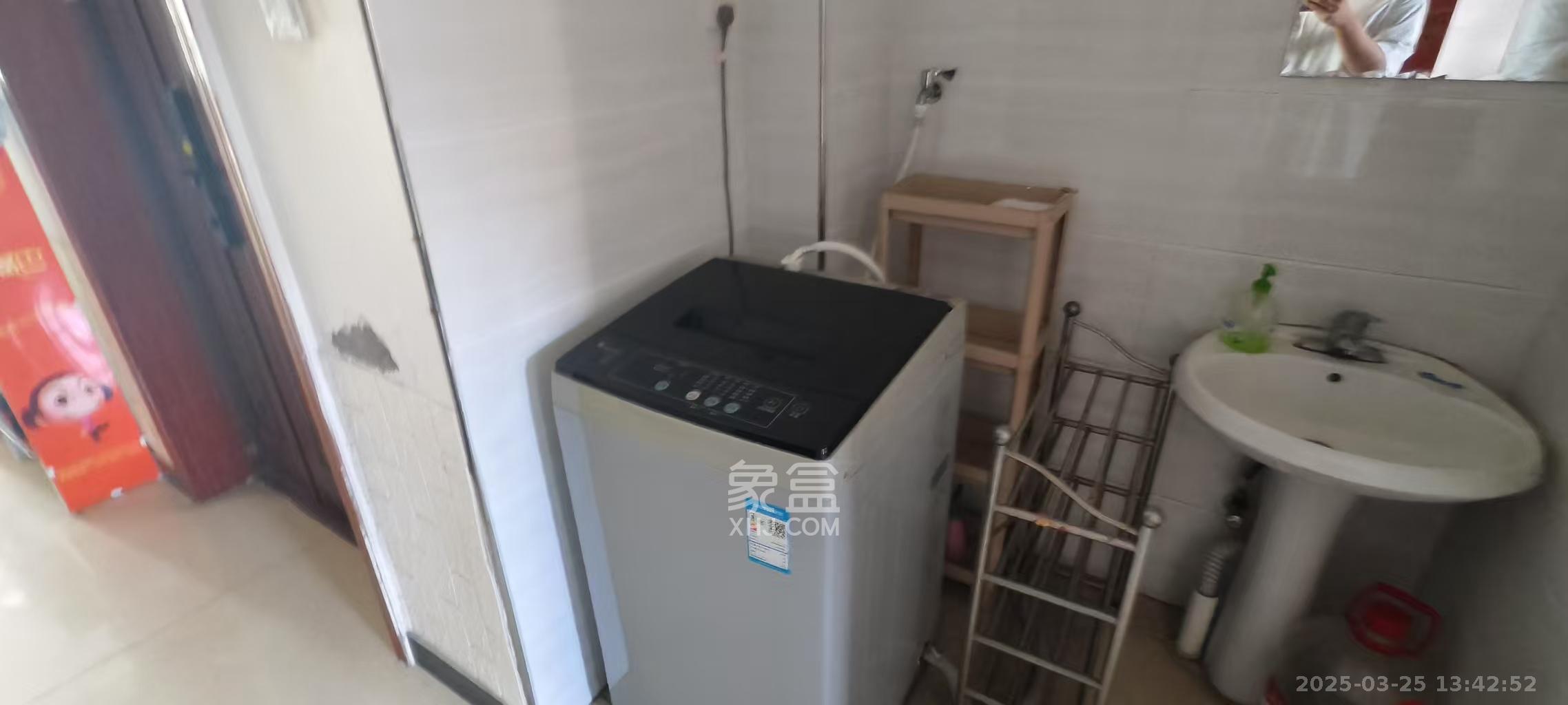 山水霖城(植物原著) 3室2厅2卫 2000.0元/月 山水霖城(植物原著) 3室2厅2卫 2000.0元/月室内图