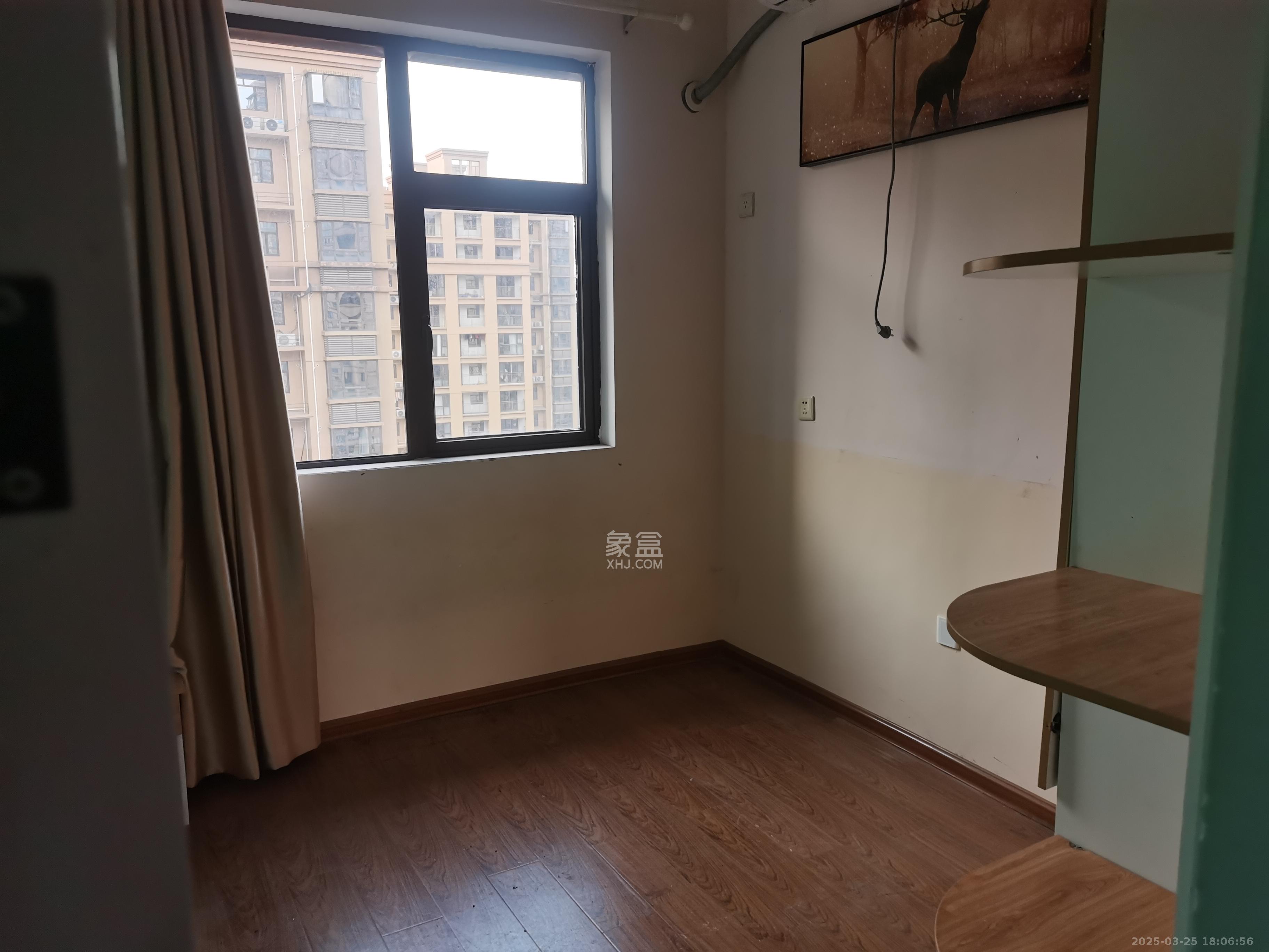 德润小区(丰升德润小区) 4室2厅2卫 2500.0元/月 德润小区(丰升德润小区) 4室2厅2卫 2500.0元/月室内图