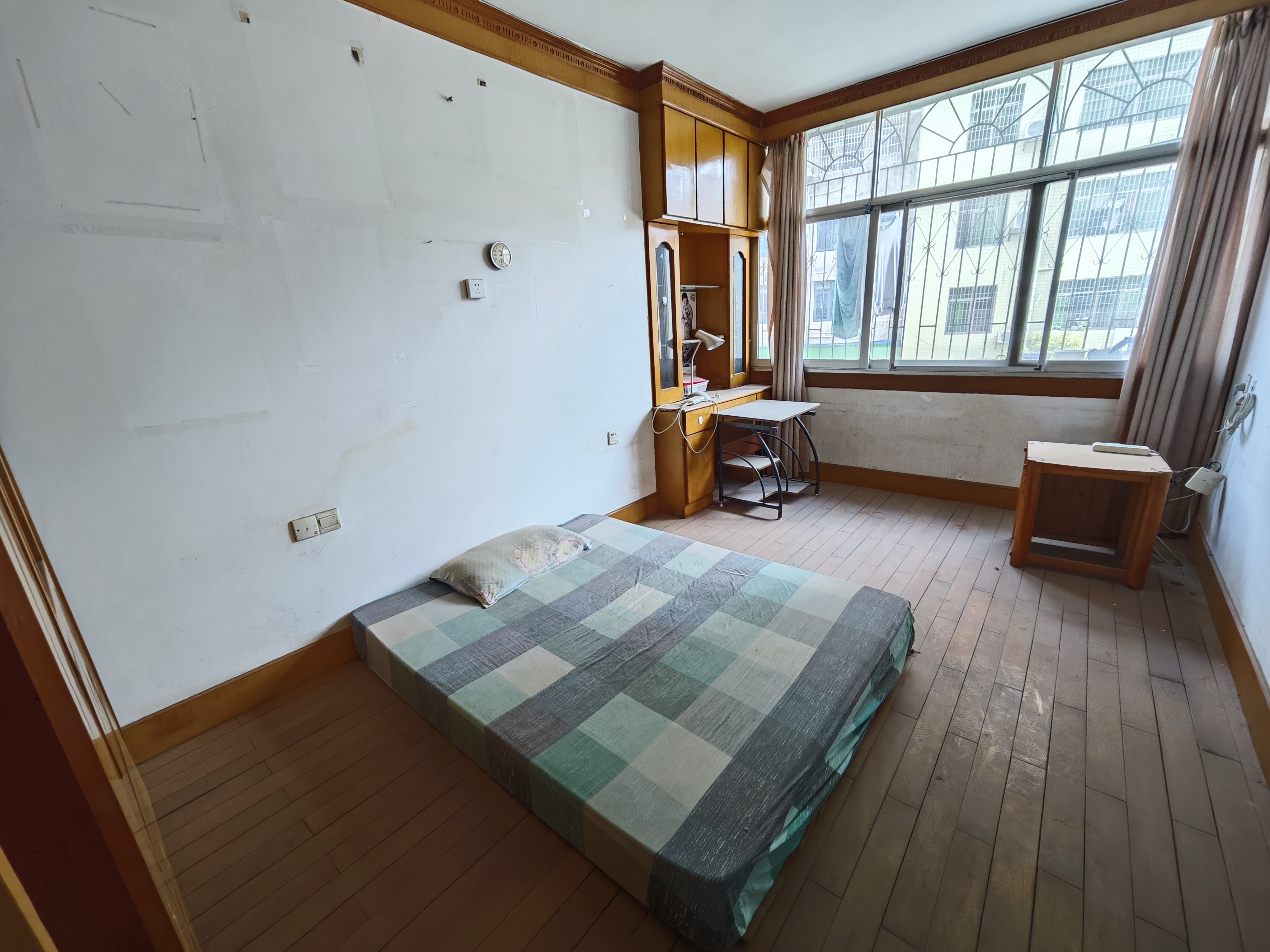 菊苑小区西区 3室2厅2卫 40.0万 菊苑小区西区 3室2厅2卫 40.0万卧室