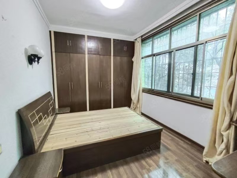 粮贸小区 3室2厅1卫 32.8万 粮贸小区 3室2厅1卫 32.8万客厅