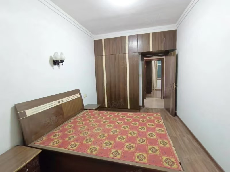 粮贸小区 3室2厅1卫 32.8万 粮贸小区 3室2厅1卫 32.8万客厅