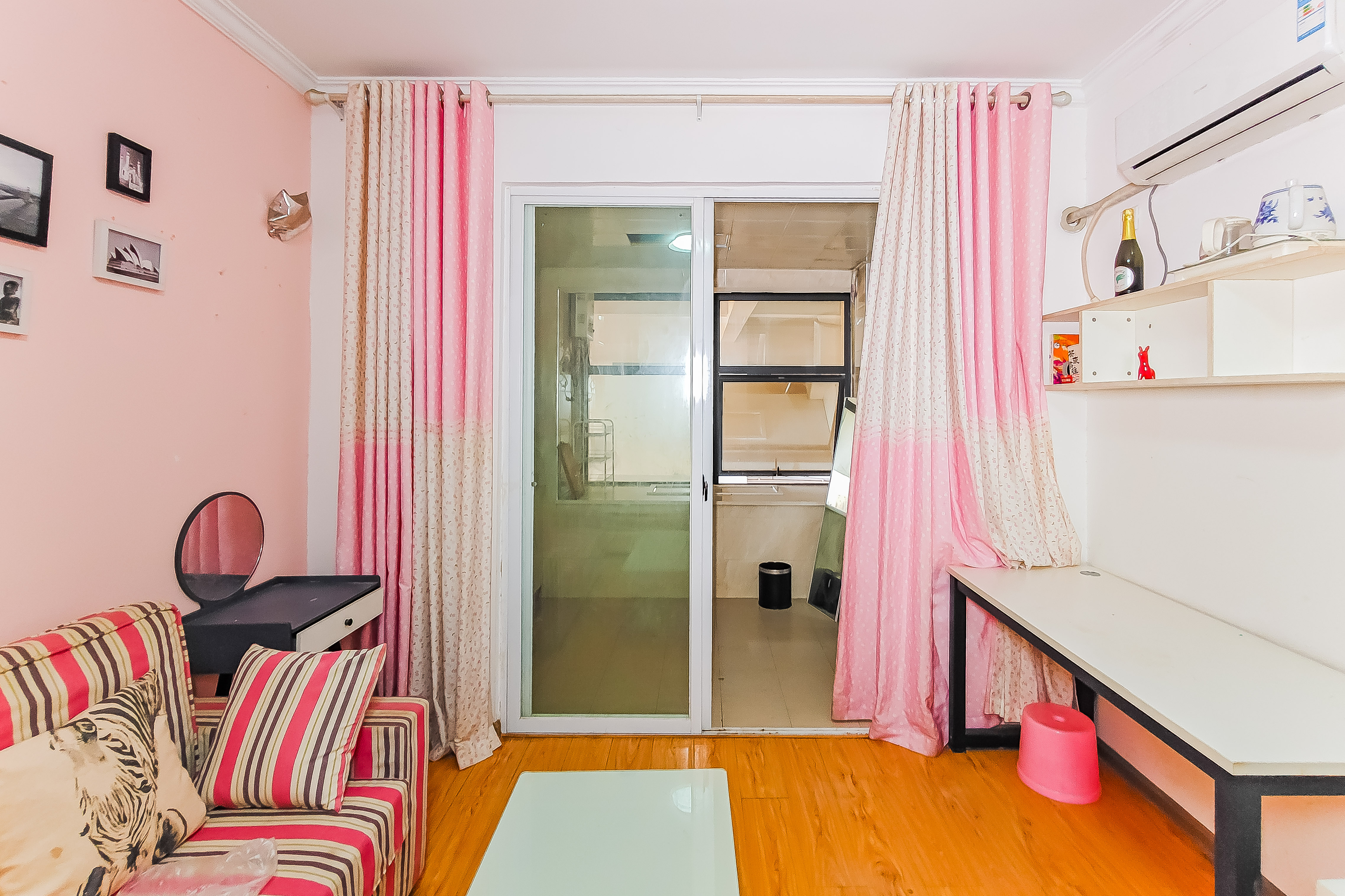 蓝湾国际广场 1室1厅1卫 26.0万 蓝湾国际广场 1室1厅1卫 26.0万客厅