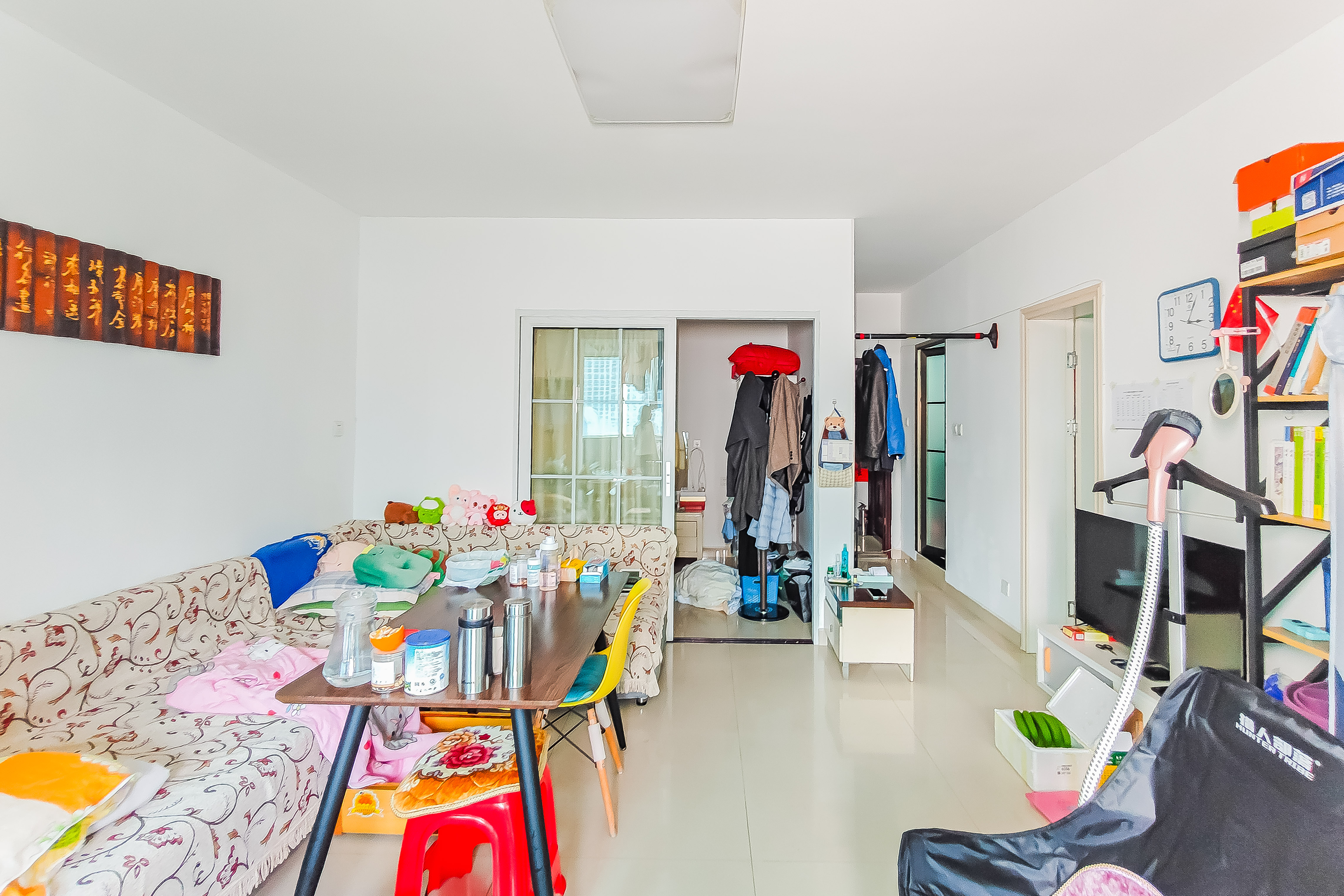 鸿信大厦 4室2厅2卫 245.0万 鸿信大厦 4室2厅2卫 245.0万客厅