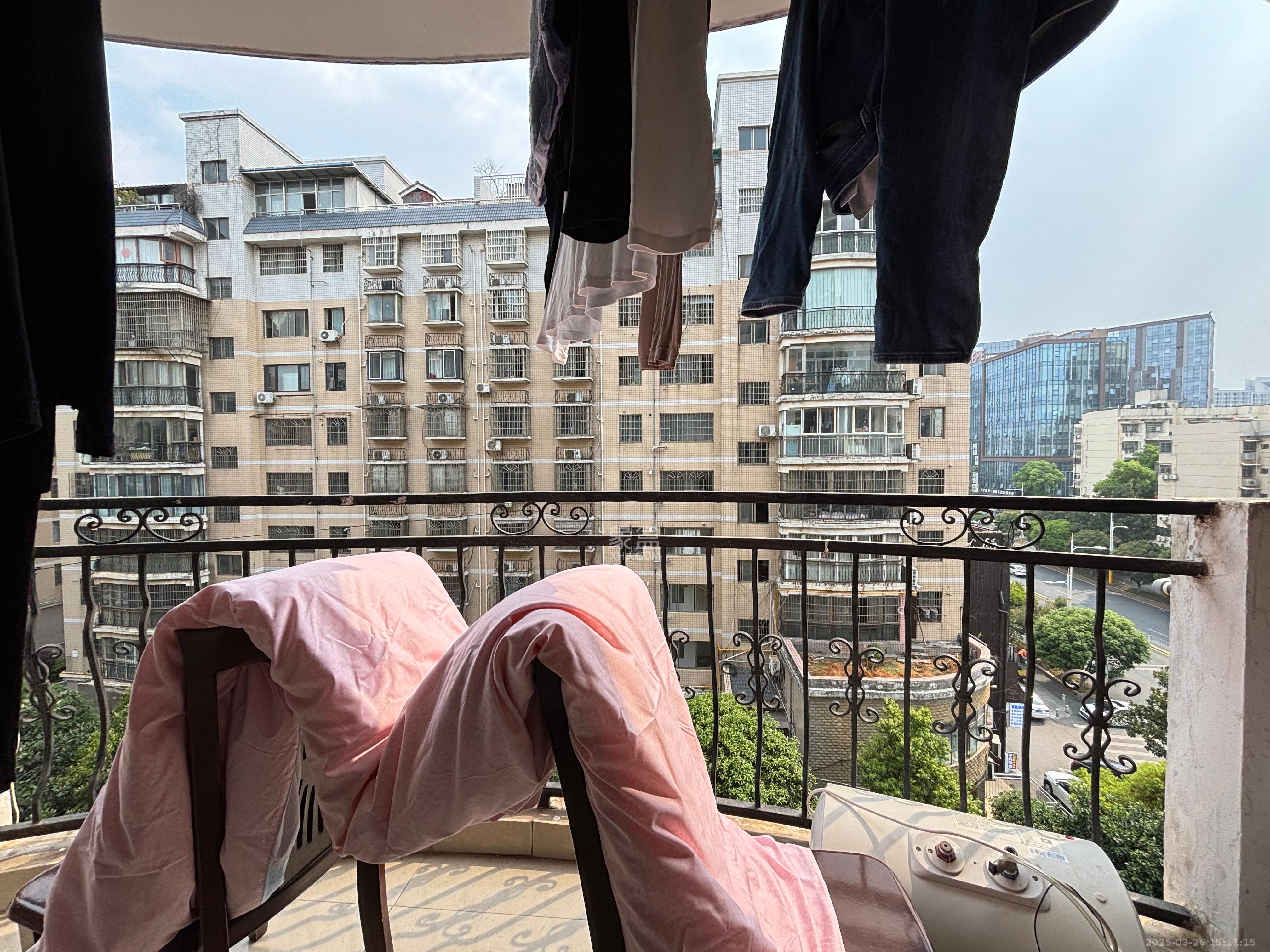 新家园  1室2厅1卫   2000.00元/月室内图