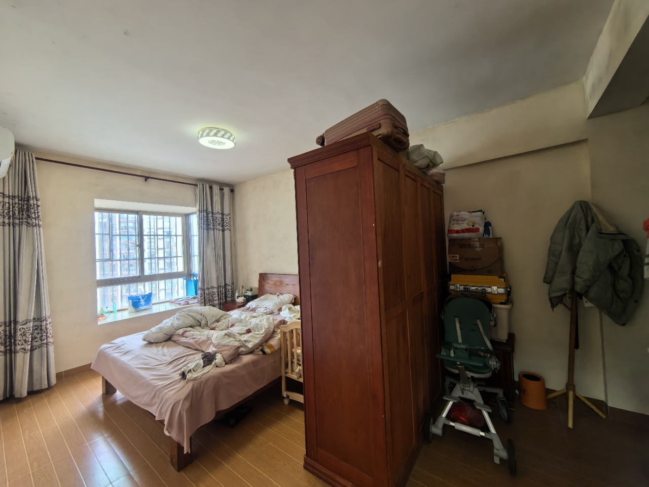 滨江绿都  3室2厅2卫   180.00万客厅