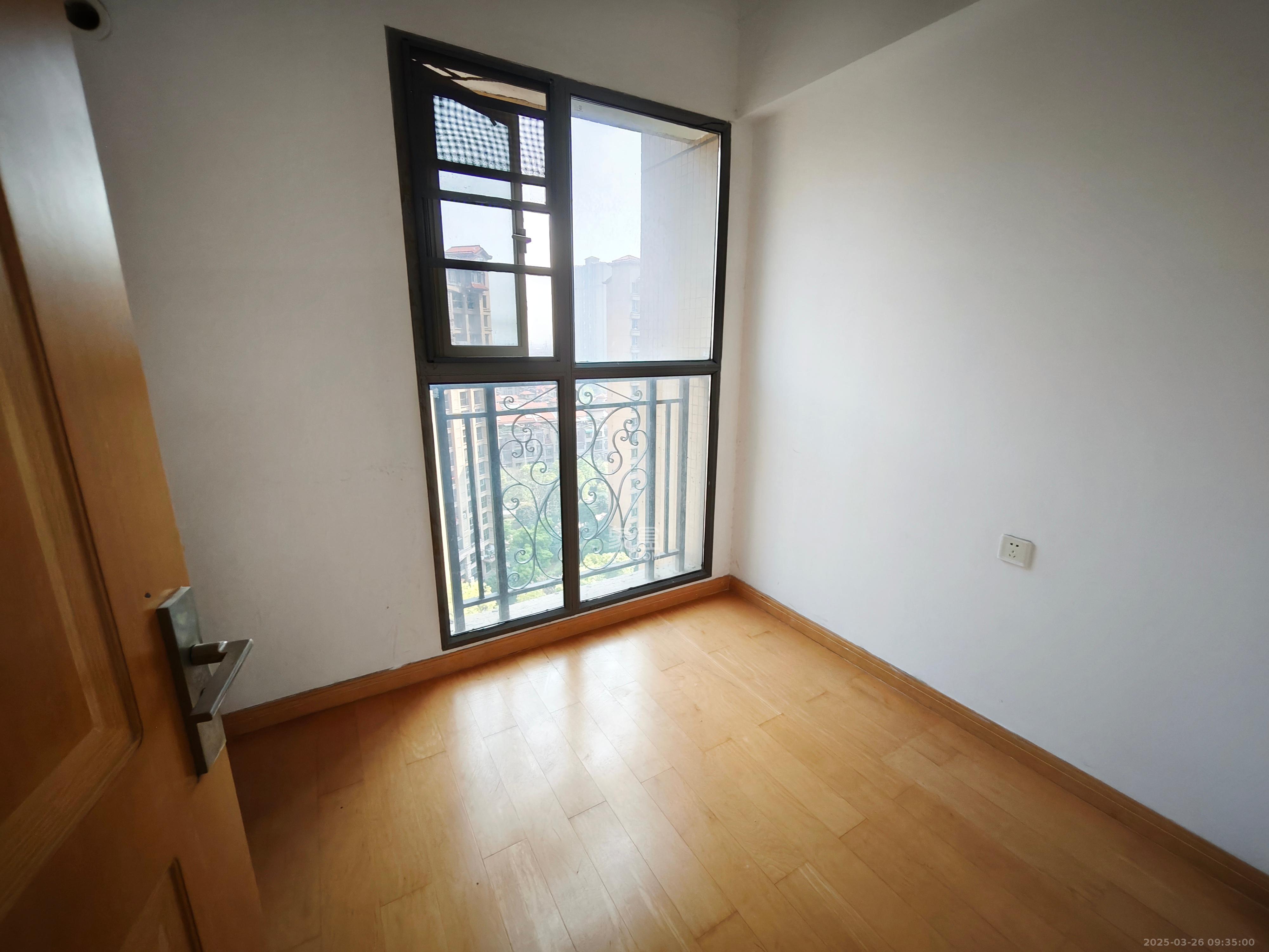 珠江郦城探香里 3室2厅1卫 2300.0元/月 珠江郦城探香里 3室2厅1卫 2300.0元/月室内图