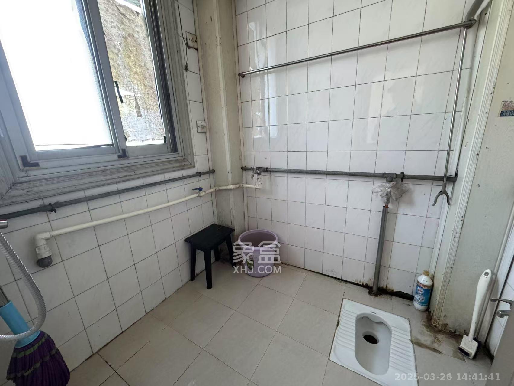 湘农桥社区 3室1厅1卫 2300.0元/月 湘农桥社区 3室1厅1卫 2300.0元/月室内图