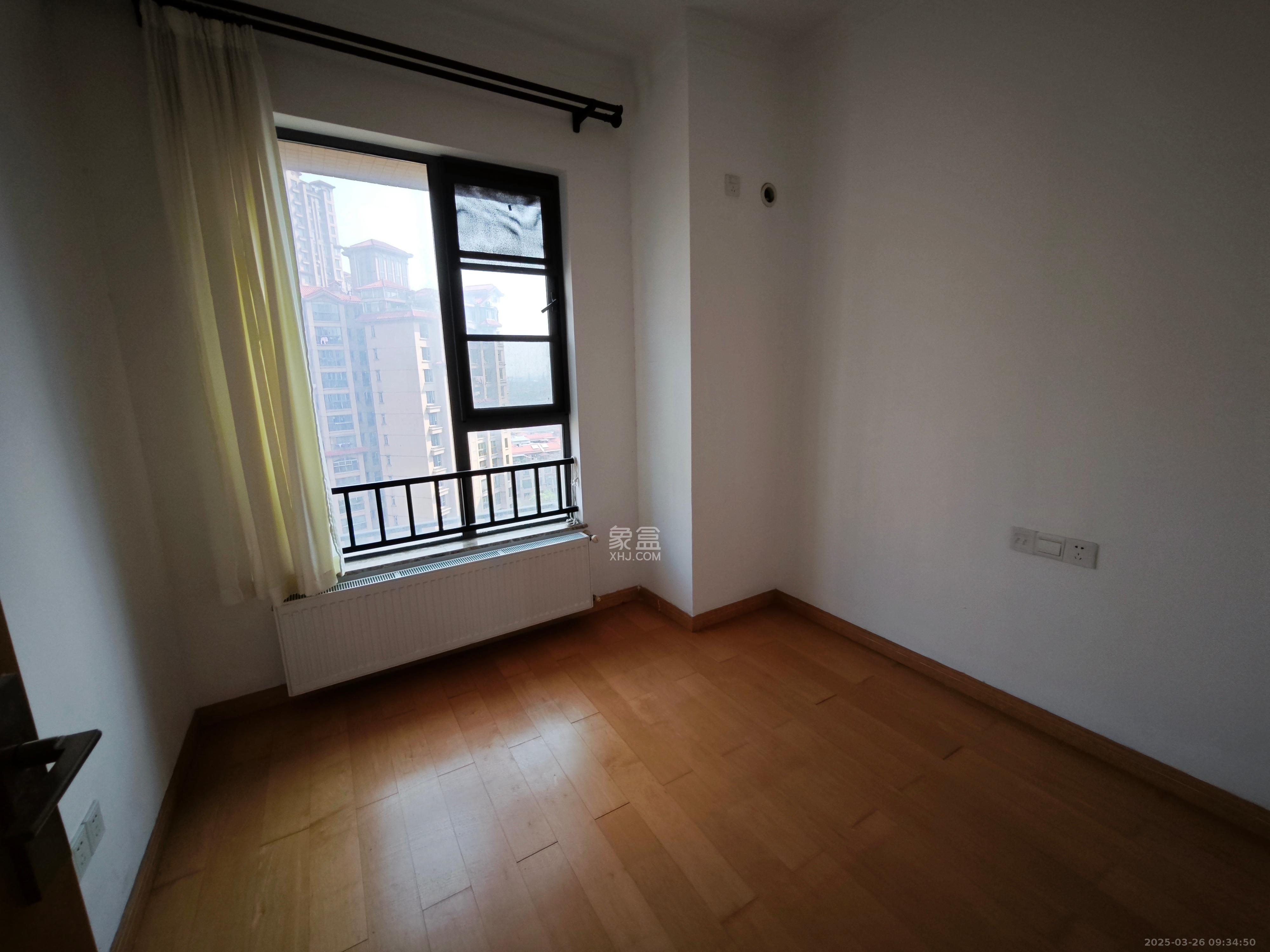 珠江郦城探香里 3室2厅1卫 2300.0元/月 珠江郦城探香里 3室2厅1卫 2300.0元/月室内图