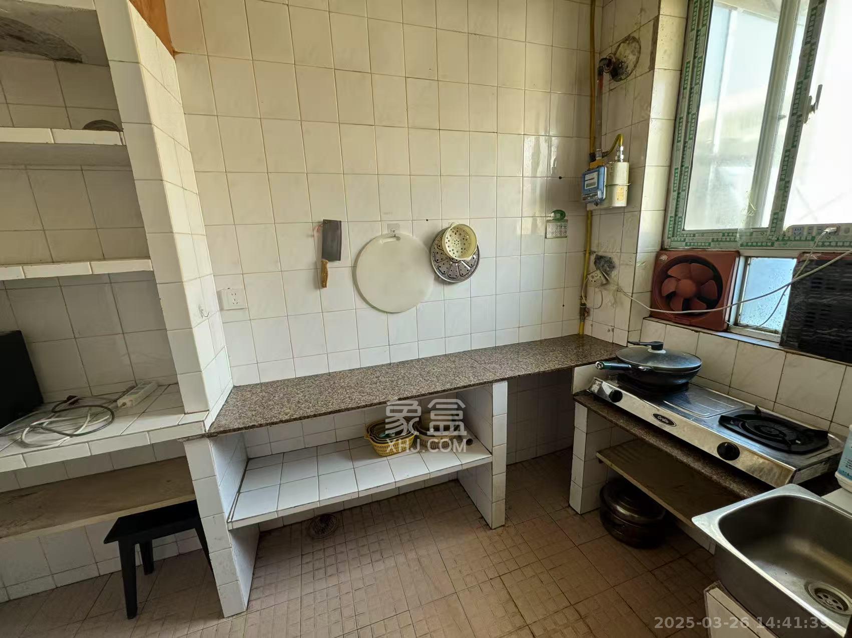 湘农桥社区 3室1厅1卫 2300.0元/月 湘农桥社区 3室1厅1卫 2300.0元/月室内图