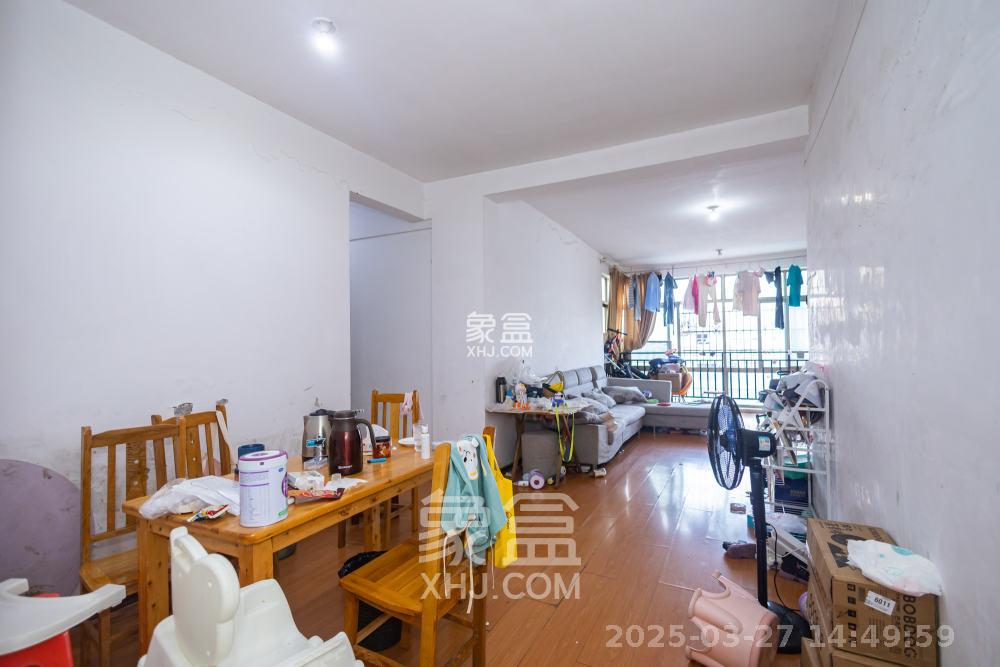 卧龙居国际村  3室2厅2卫   1700.00元/月室内图