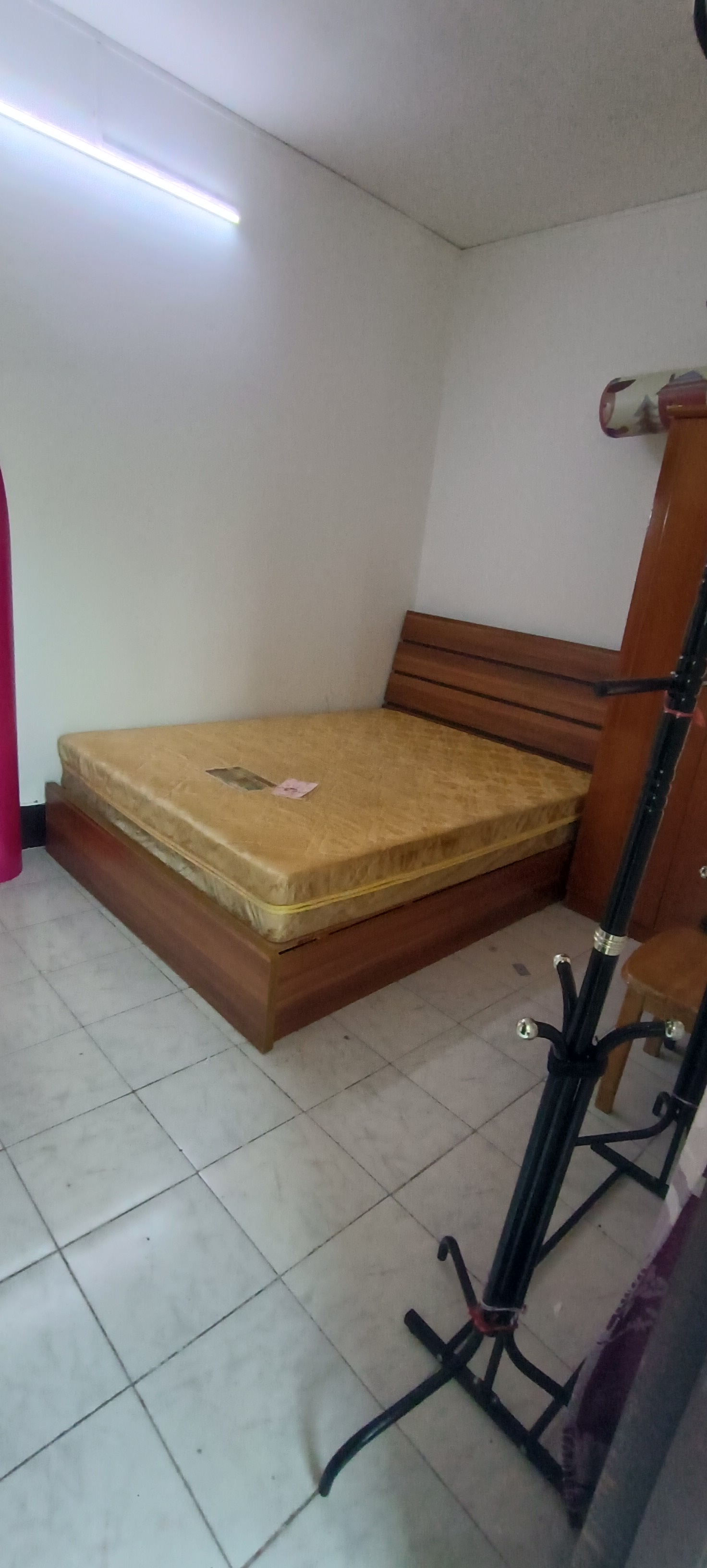 市政府宿舍(新华南路5号)  3室2厅2卫    85.0万 市政府宿舍(新华南路5号)  3室2厅2卫    85.0万客厅