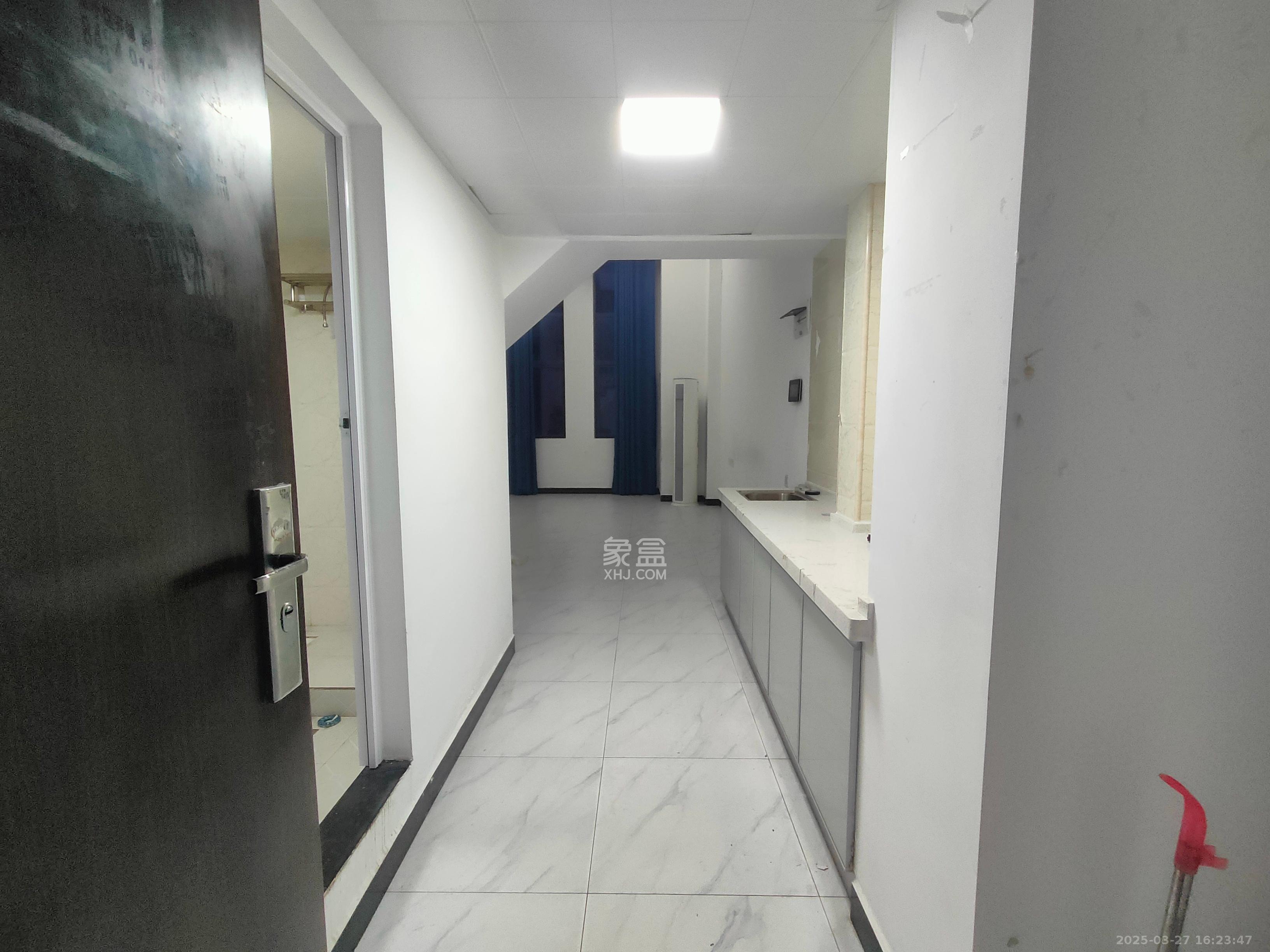 华润置地广场二期  1室1厅1卫    1800.0元/月 华润置地广场二期  1室1厅1卫    1800.0元/月室内图