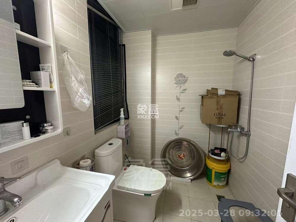 金轮翡翠名园 4室2厅2卫 2200.0元/月 金轮翡翠名园 4室2厅2卫 2200.0元/月室内图