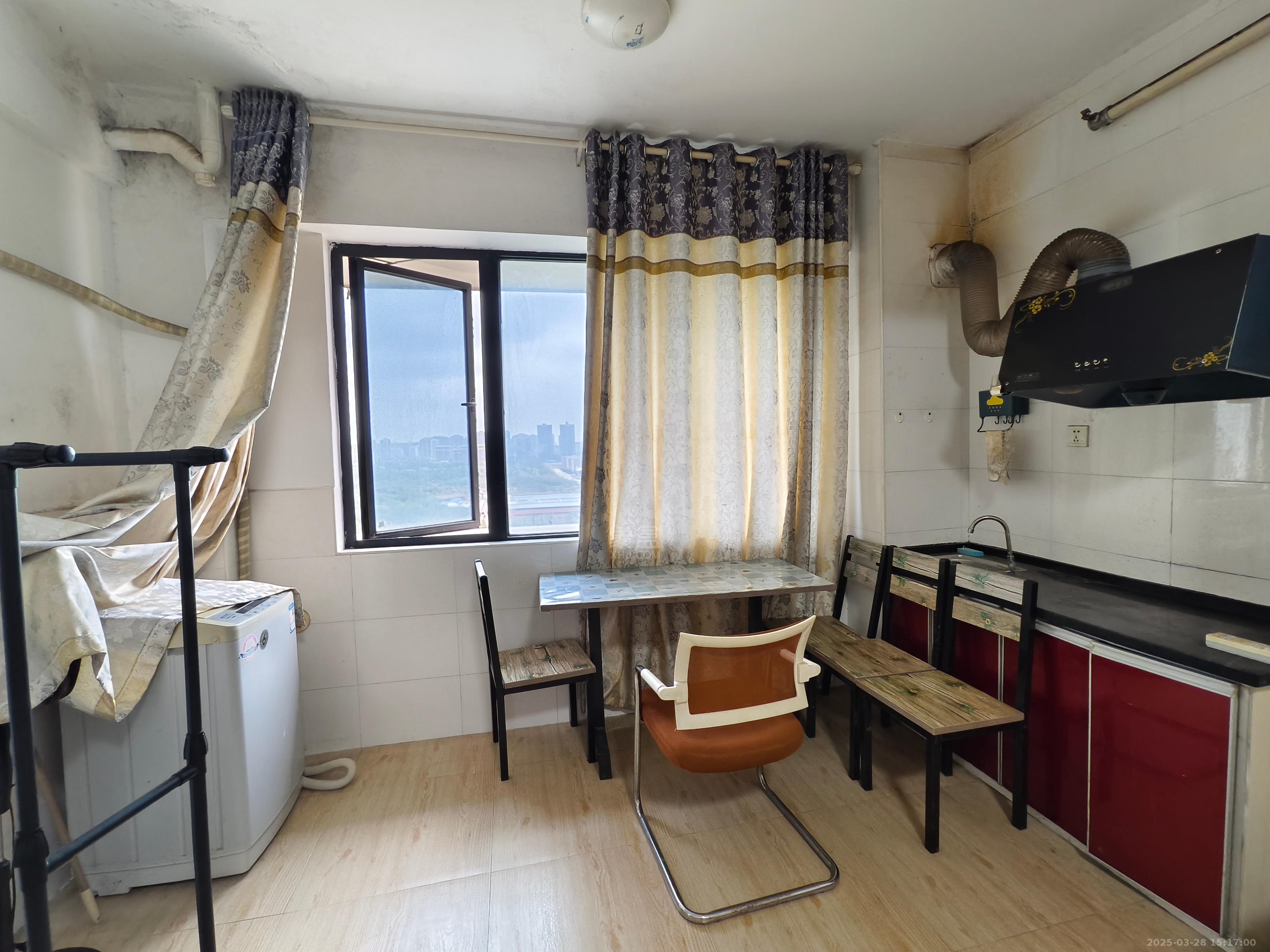 龙腾国际  1室1厅1卫    1000.0元/月 龙腾国际  1室1厅1卫    1000.0元/月室内图