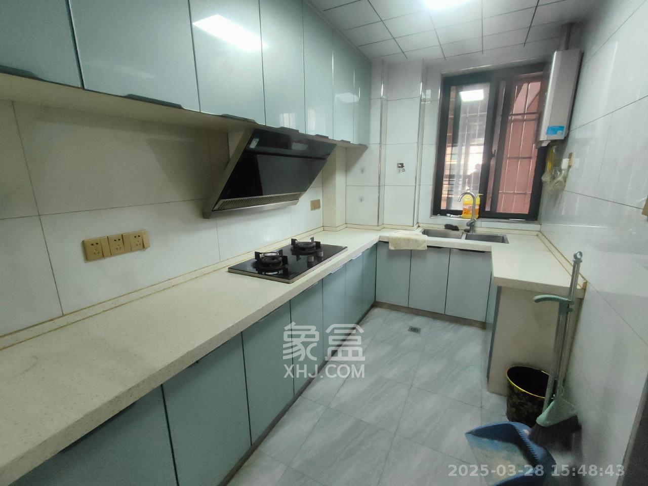 华龙家园(和泰家园) 3室2厅2卫 2100.0元/月 华龙家园(和泰家园) 3室2厅2卫 2100.0元/月室内图