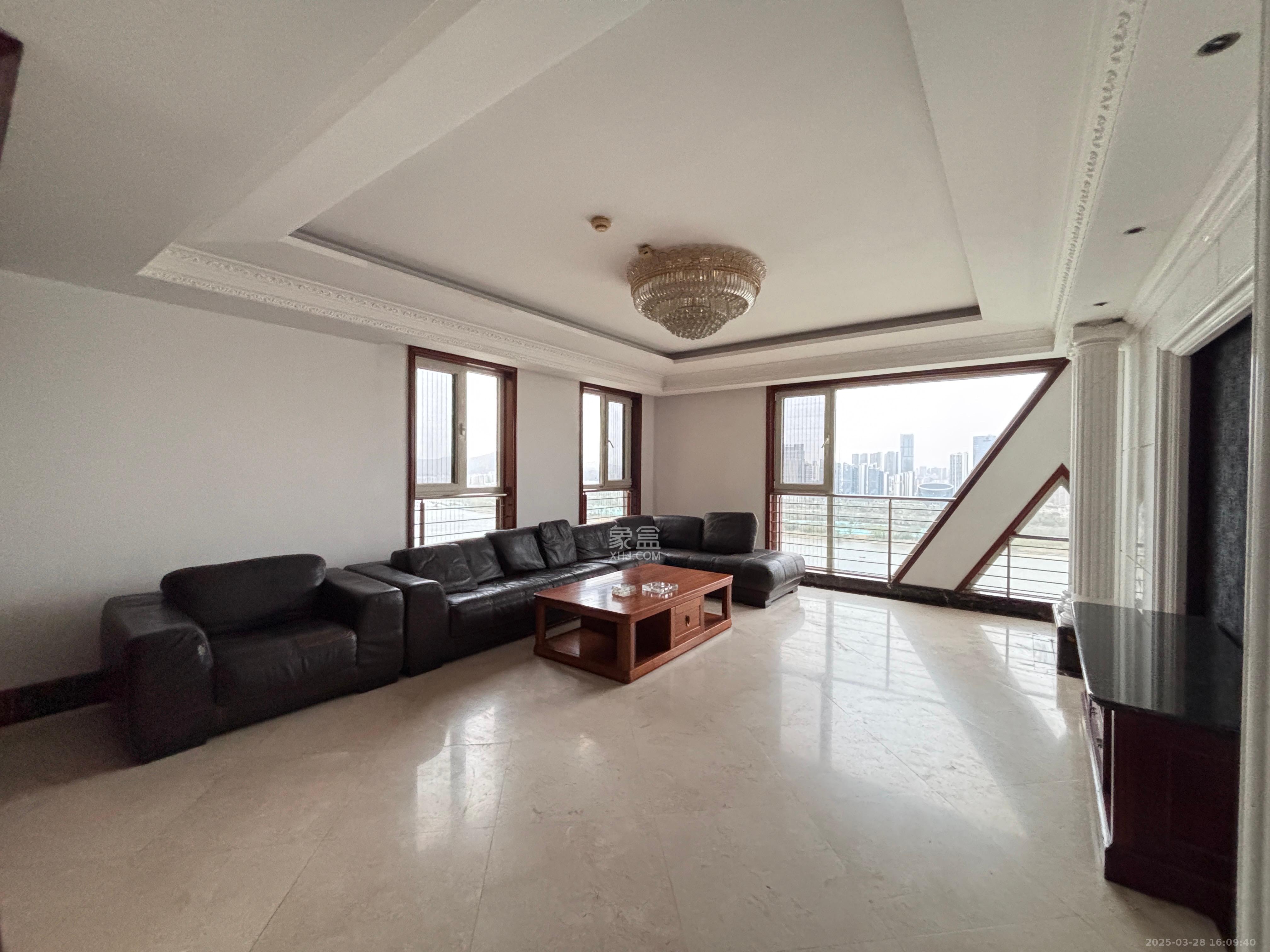 金色屋顶  4室2厅2卫   4200.00元/月室内图