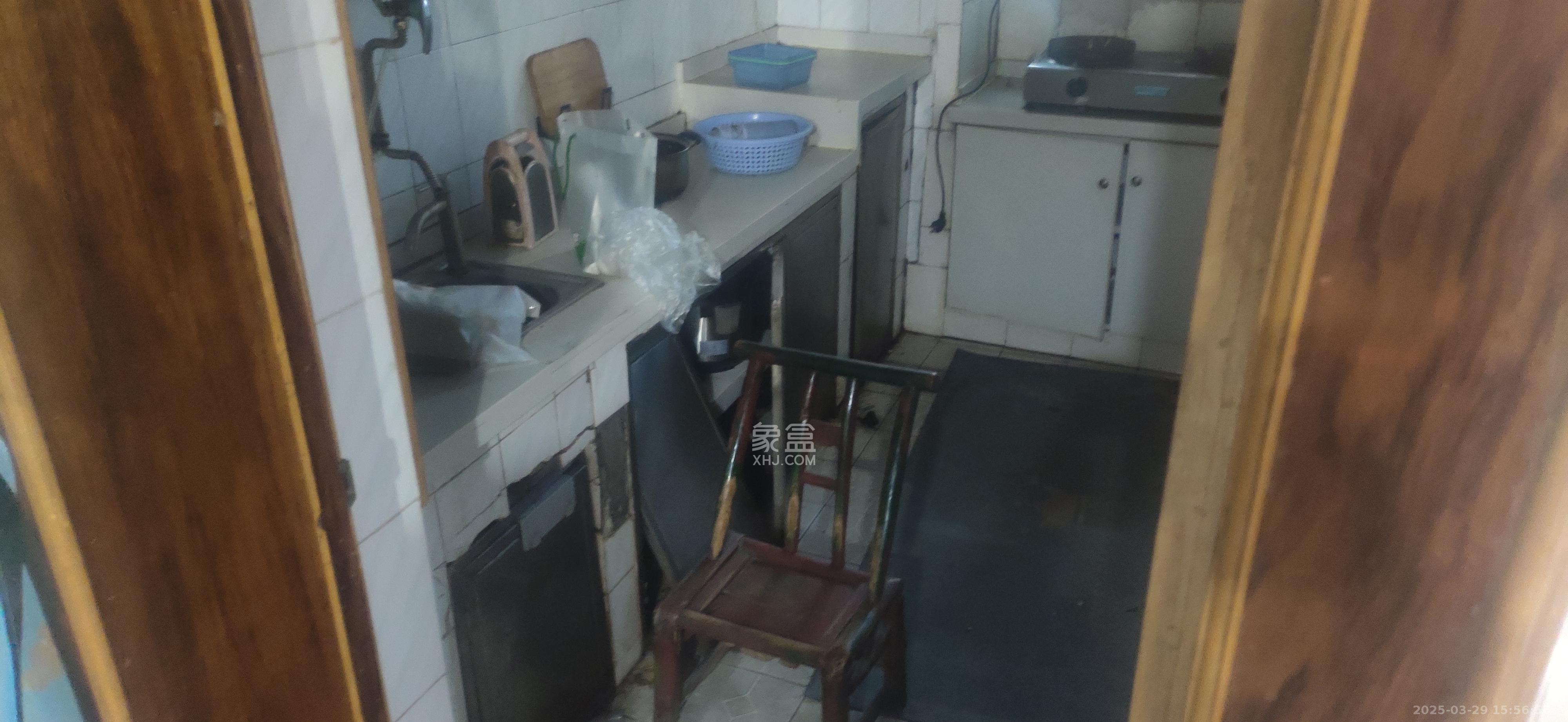 谊苑小区解放四村附362号  3室1厅1卫    1600.0元/月 谊苑小区解放四村附362号  3室1厅1卫    1600.0元/月室内图1