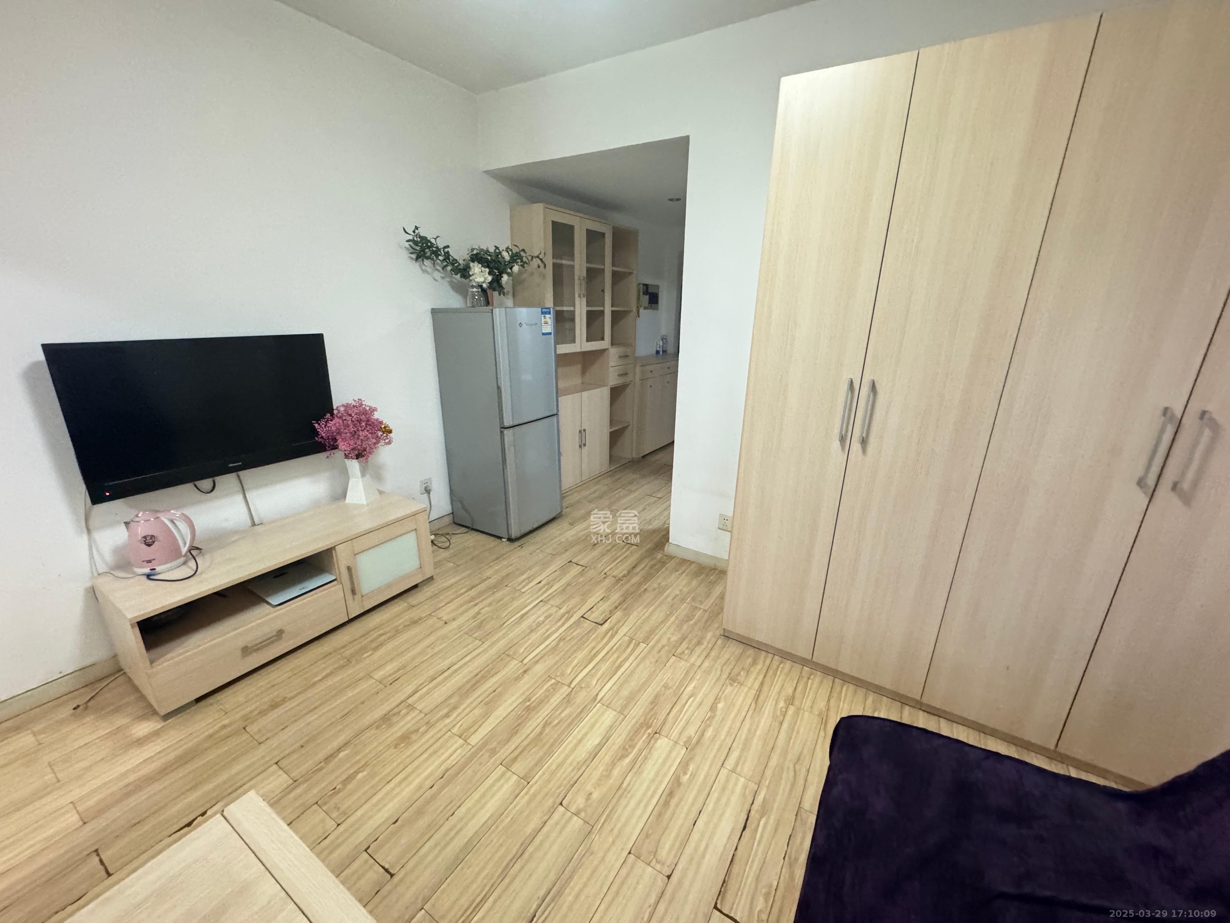 青和上座(上味舫大厦) 1室1厅1卫 2400.0元/月 青和上座(上味舫大厦) 1室1厅1卫 2400.0元/月室内图