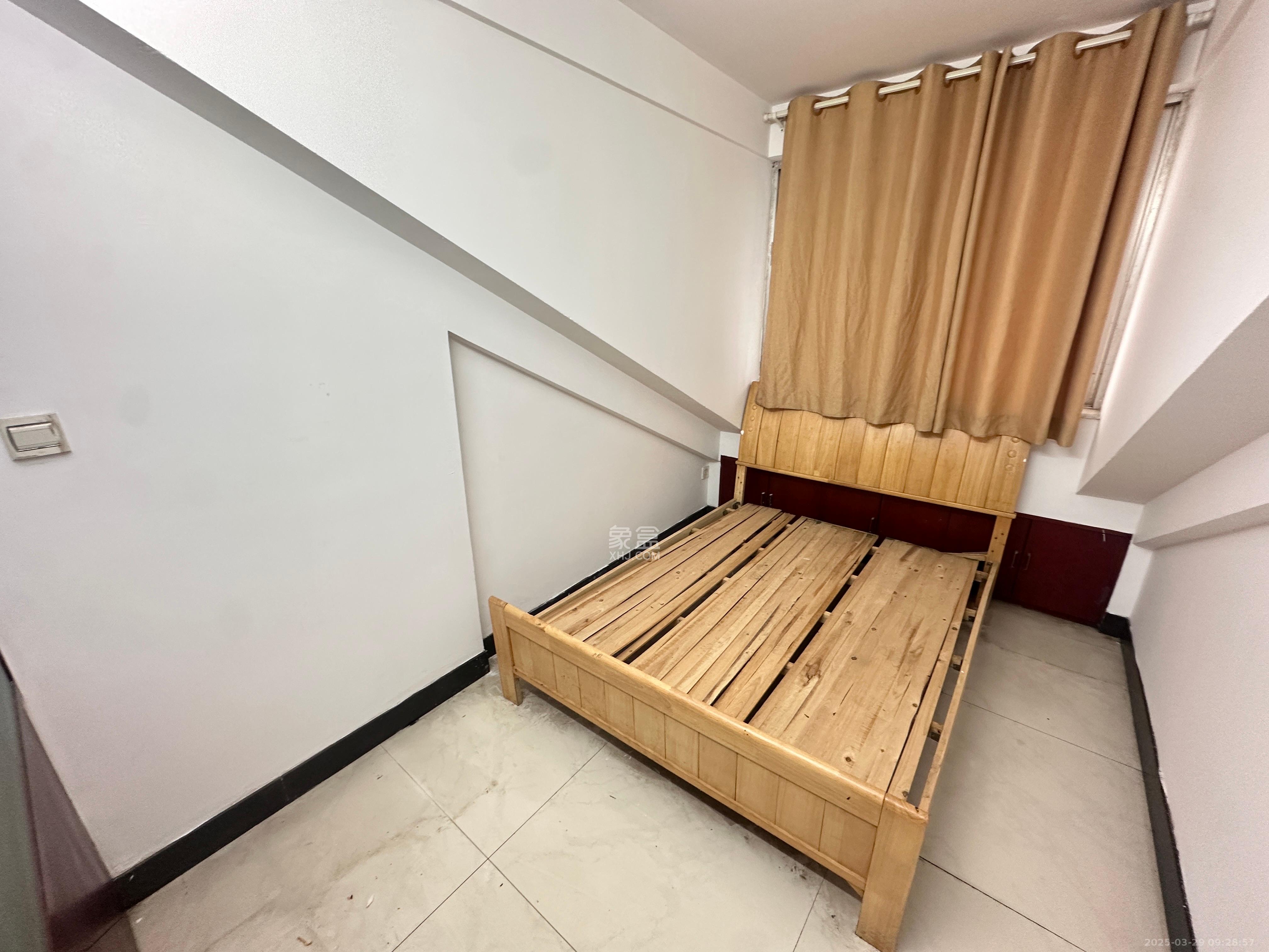 颜家嘴小区（南湖大市场建材二区）  3室1厅1卫    1700.0元/月室内图