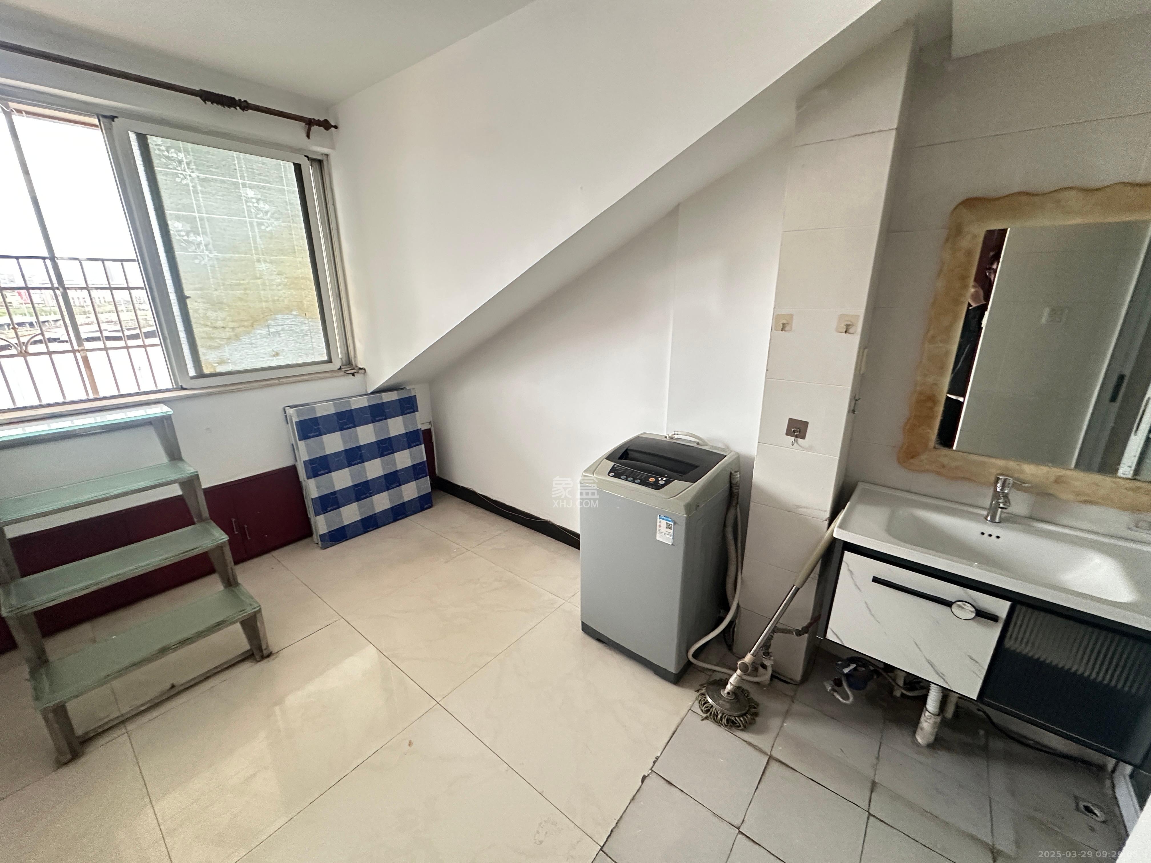 颜家嘴小区（南湖大市场建材二区）  3室1厅1卫    1700.0元/月室内图