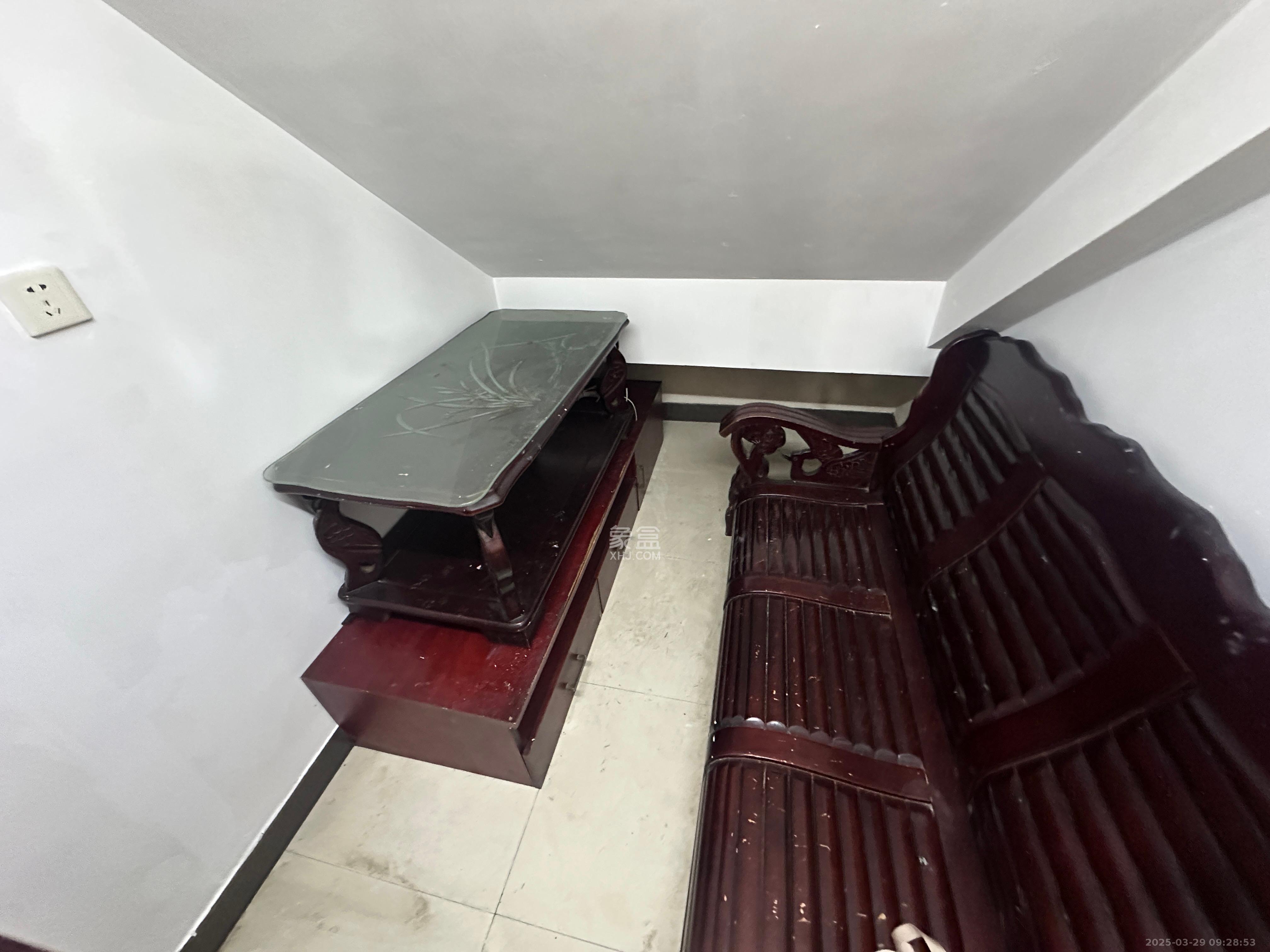 颜家嘴小区（南湖大市场建材二区）  3室1厅1卫    1700.0元/月室内图