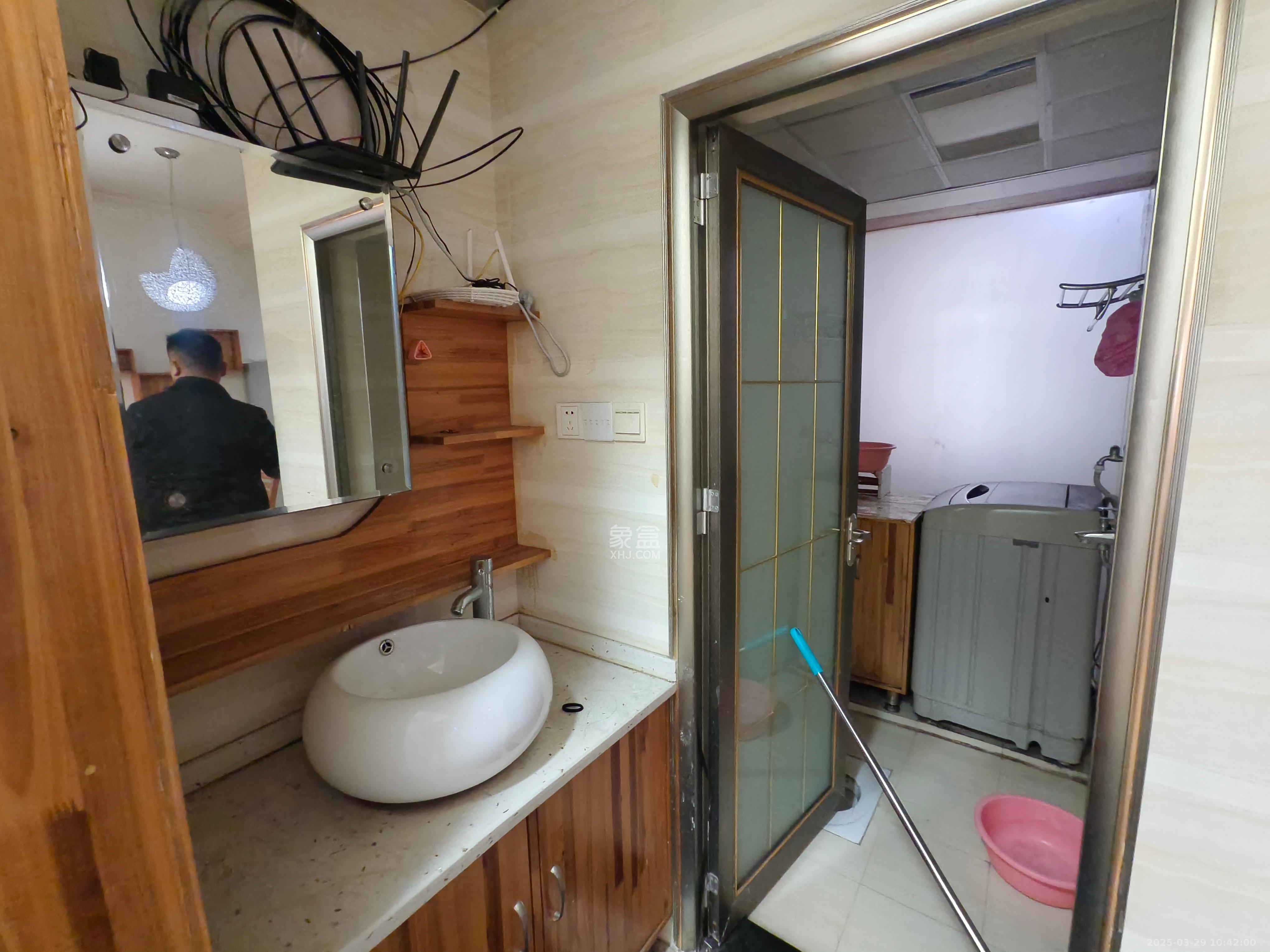 楚天中苑  3室2厅2卫   1800.00元/月室内图