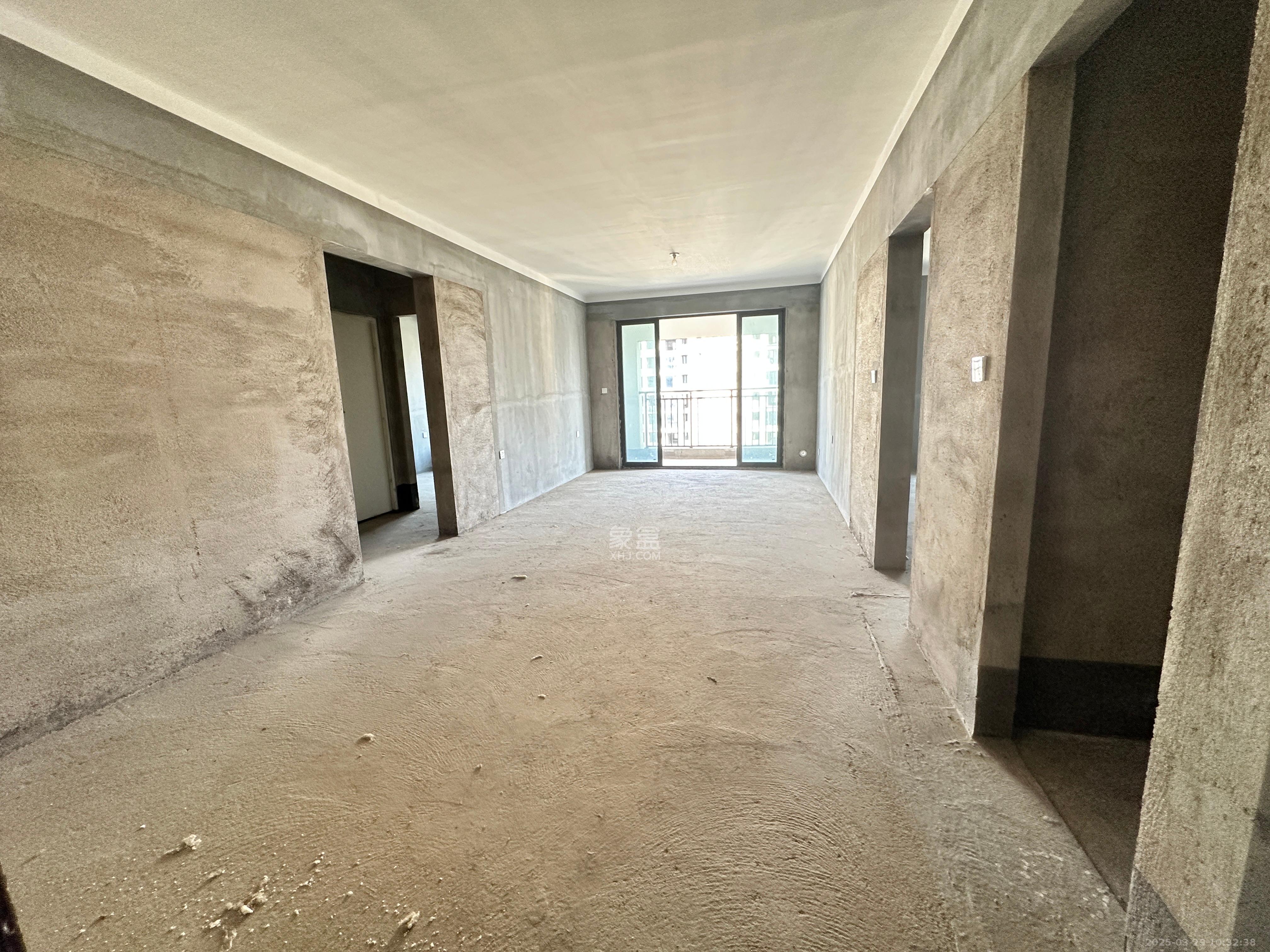 长房时代公馆 4室2厅2卫 107.00万 长房时代公馆 4室2厅2卫 107.00万客厅