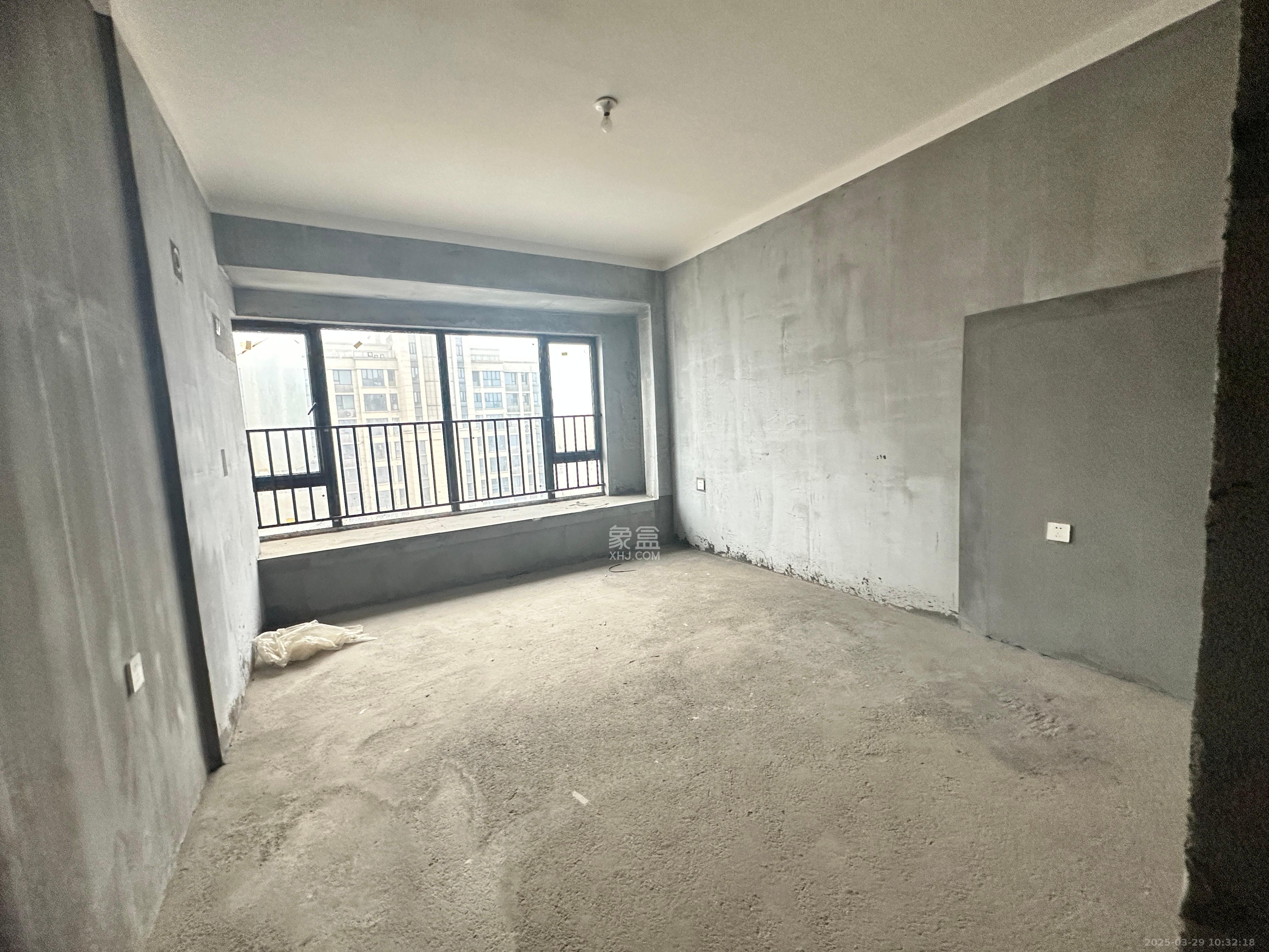 长房时代公馆 4室2厅2卫 107.00万 长房时代公馆 4室2厅2卫 107.00万客厅