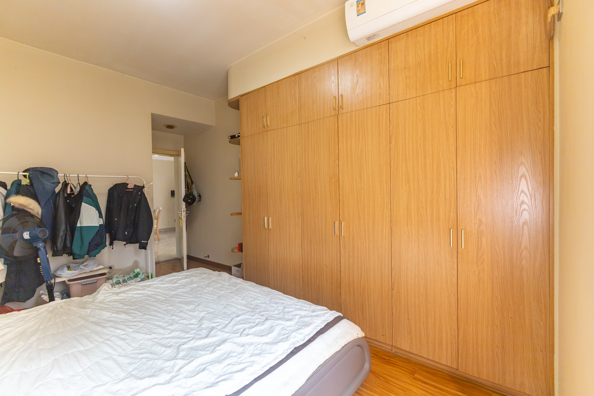 三一街区  3室2厅1卫   73.00万卧室