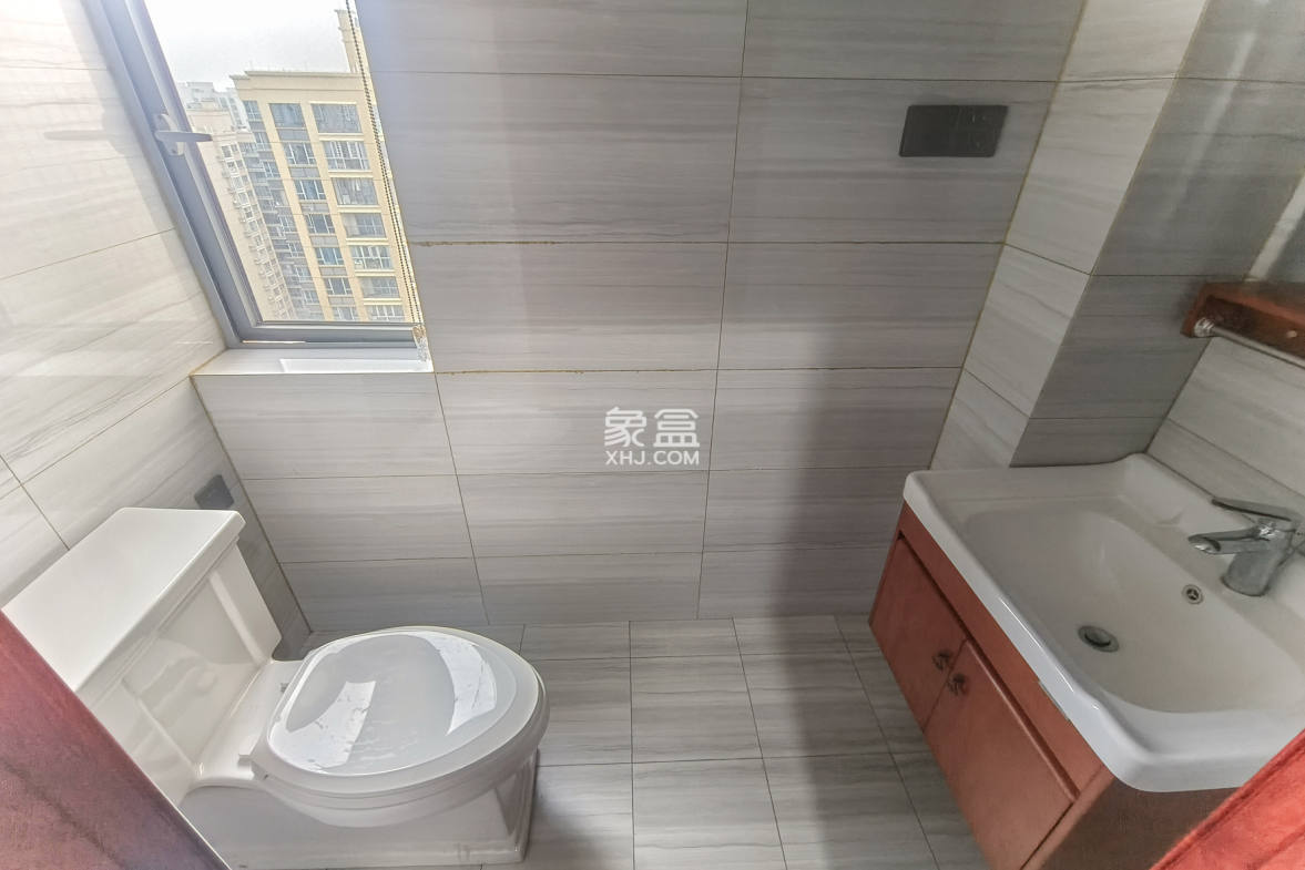 湖湘奥林匹克花园 3室2厅2卫 86.0万 湖湘奥林匹克花园 3室2厅2卫 86.0万卫生间