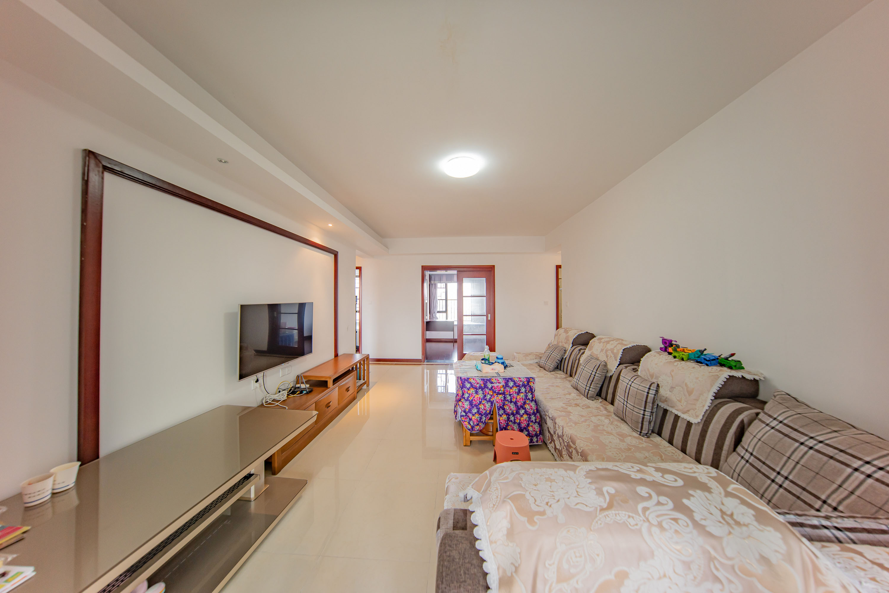 中海国际四期  3室2厅2卫    70.8万 中海国际四期  3室2厅2卫    70.8万客厅