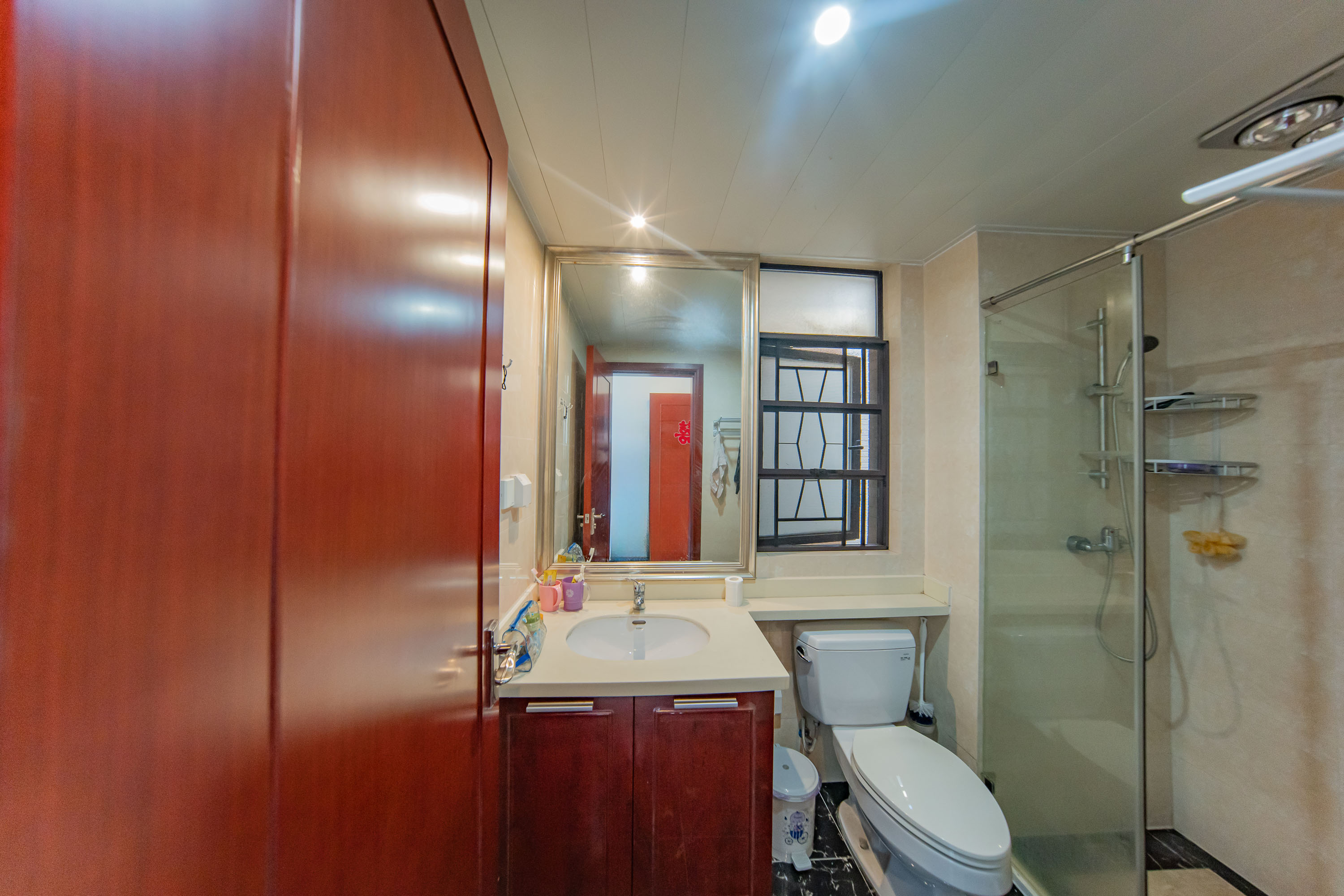 中海国际四期  3室2厅2卫    70.8万 中海国际四期  3室2厅2卫    70.8万卫生间