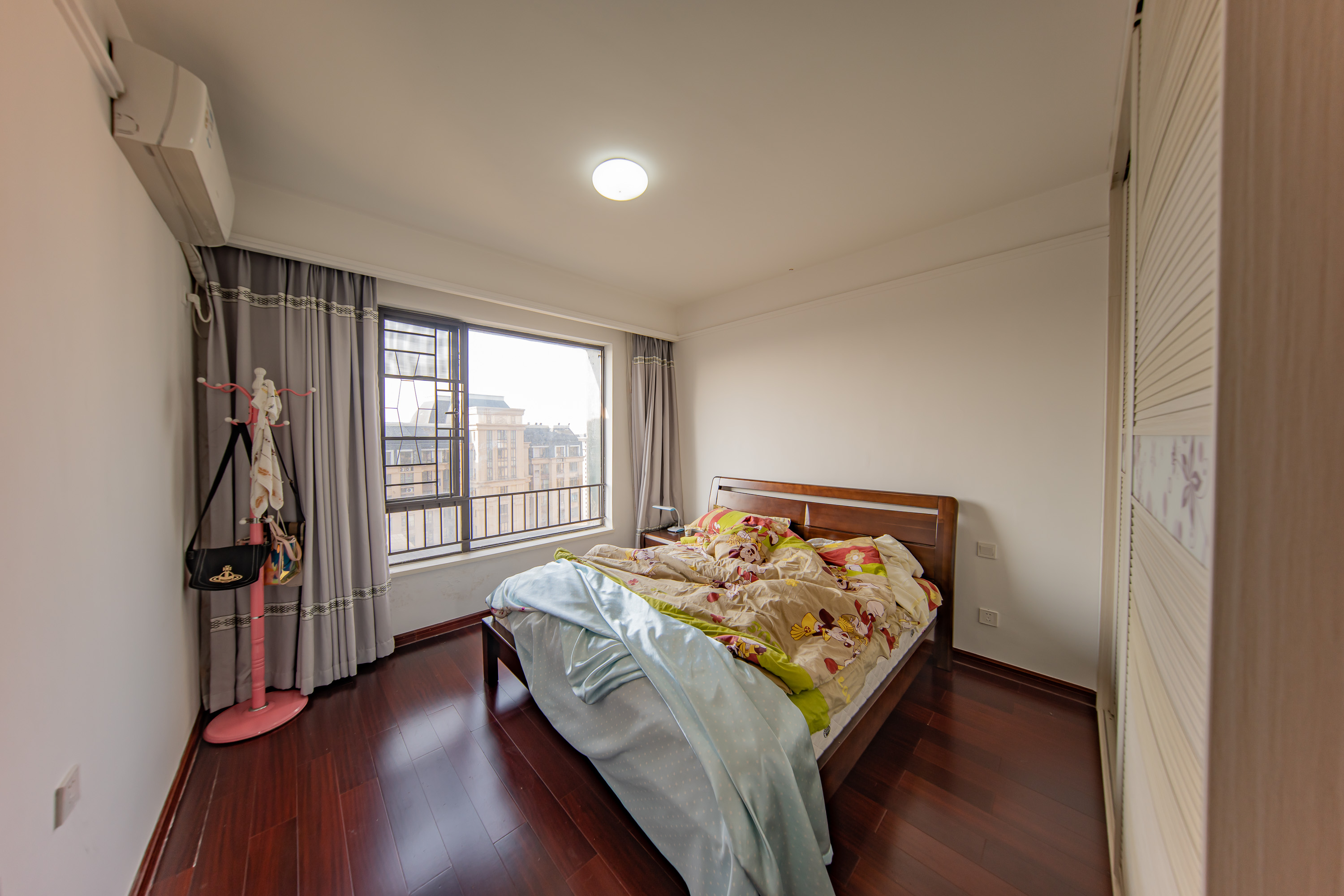 中海国际四期  3室2厅2卫    70.8万 中海国际四期  3室2厅2卫    70.8万卧室