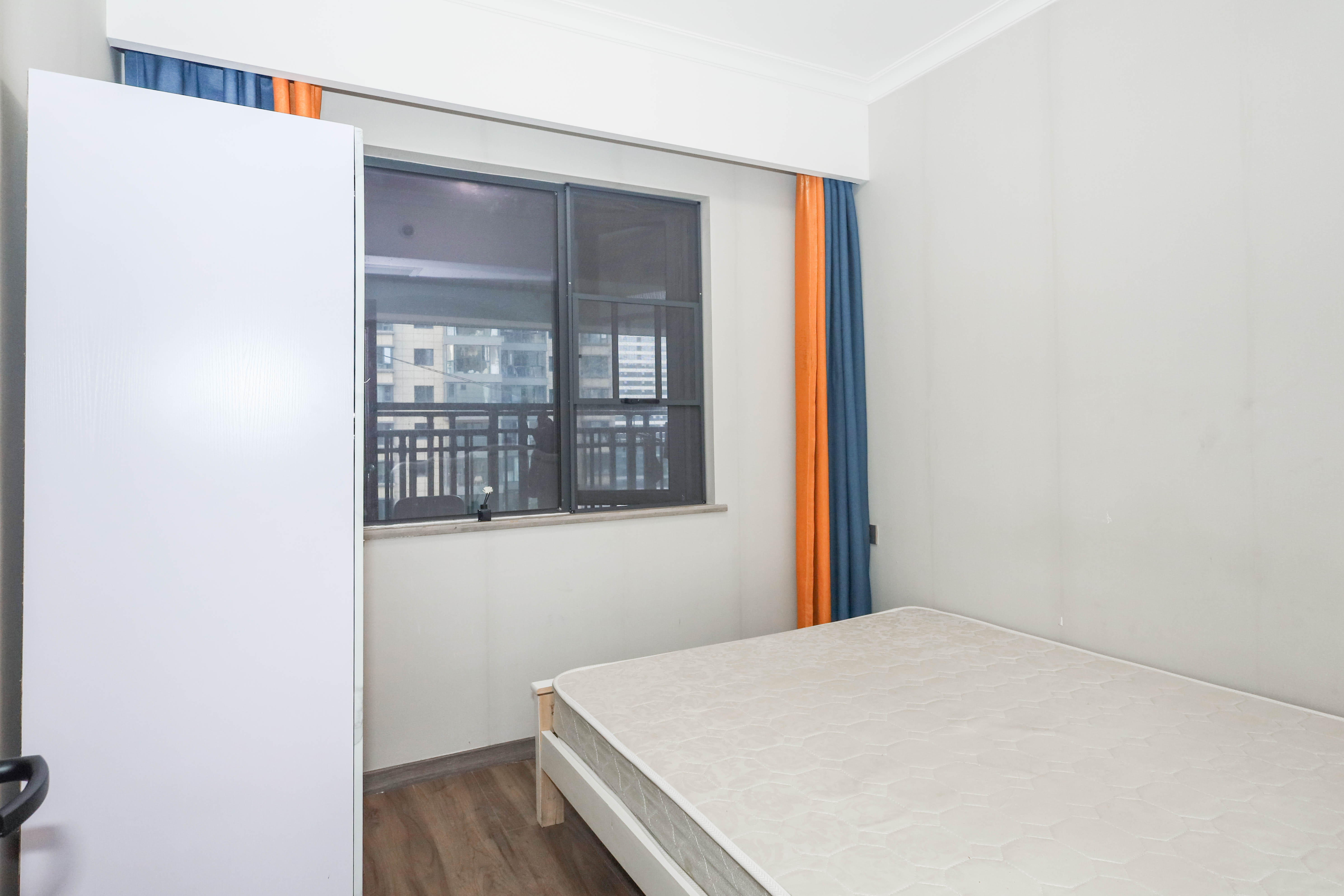 梦想新天地  3室2厅2卫    135.0万卧室