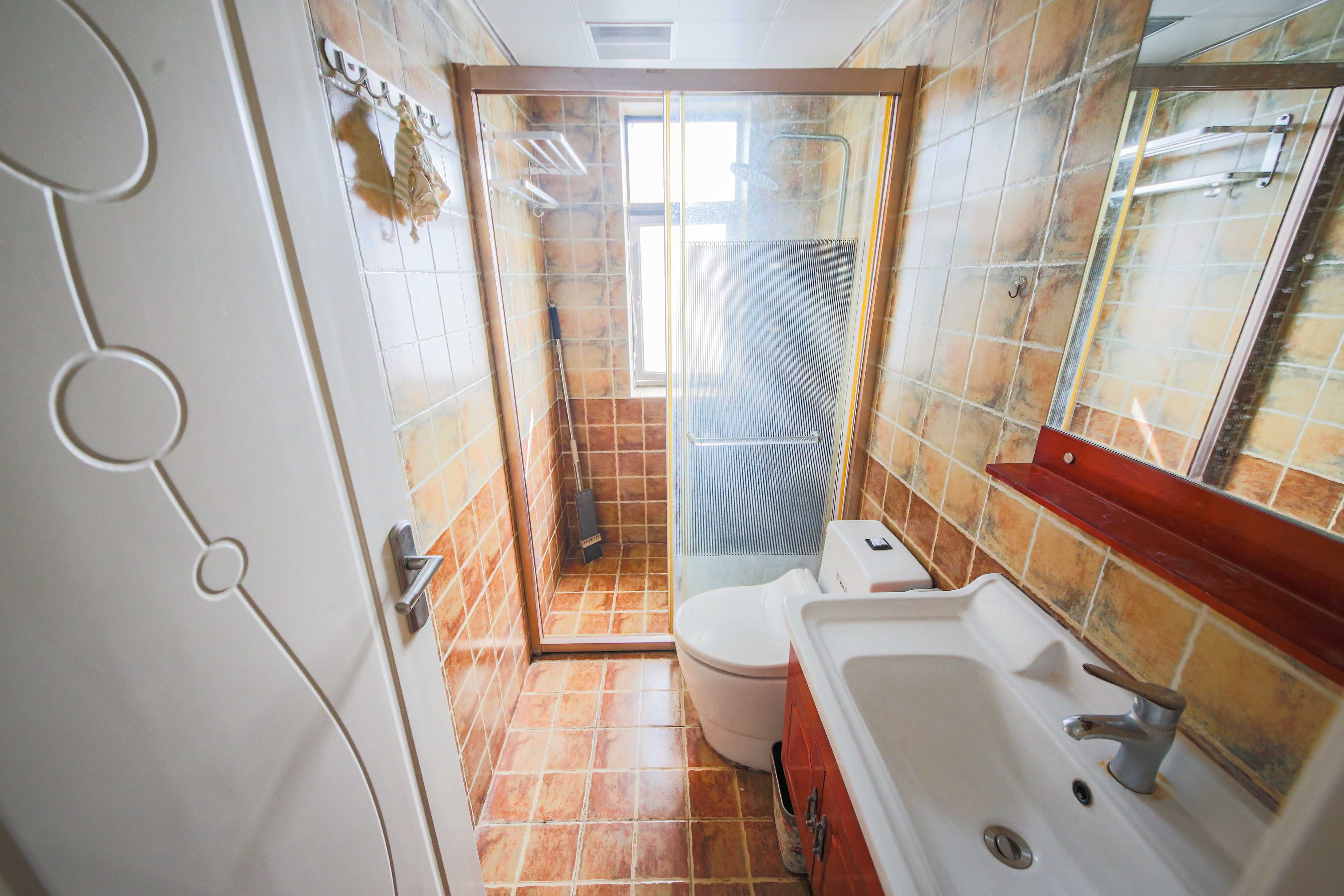 上峰苑(兰亭玥岛)  3室2厅1卫    58.0万 上峰苑(兰亭玥岛)  3室2厅1卫    58.0万卫生间