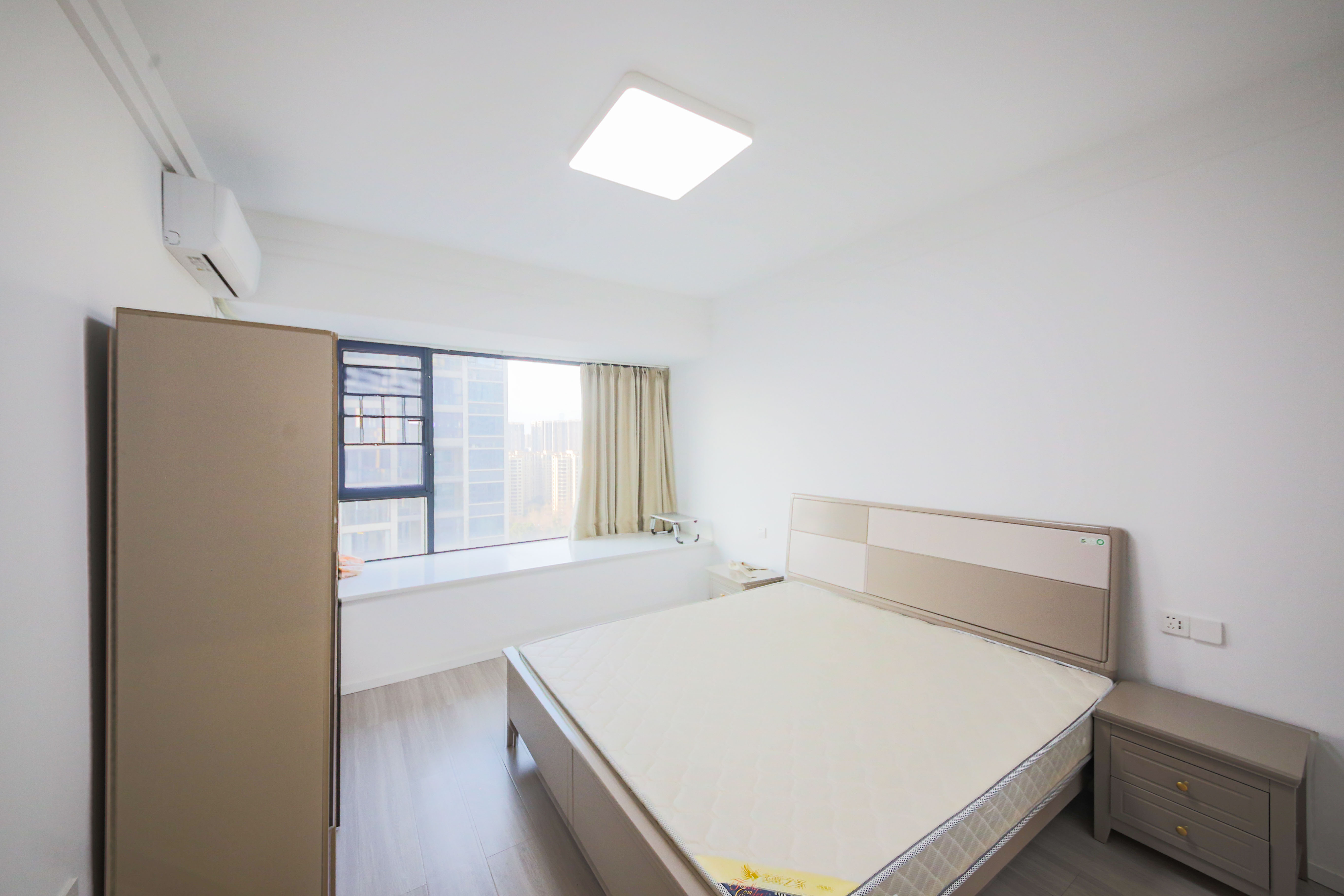 博林云栖  5室2厅3卫   298.00万卧室