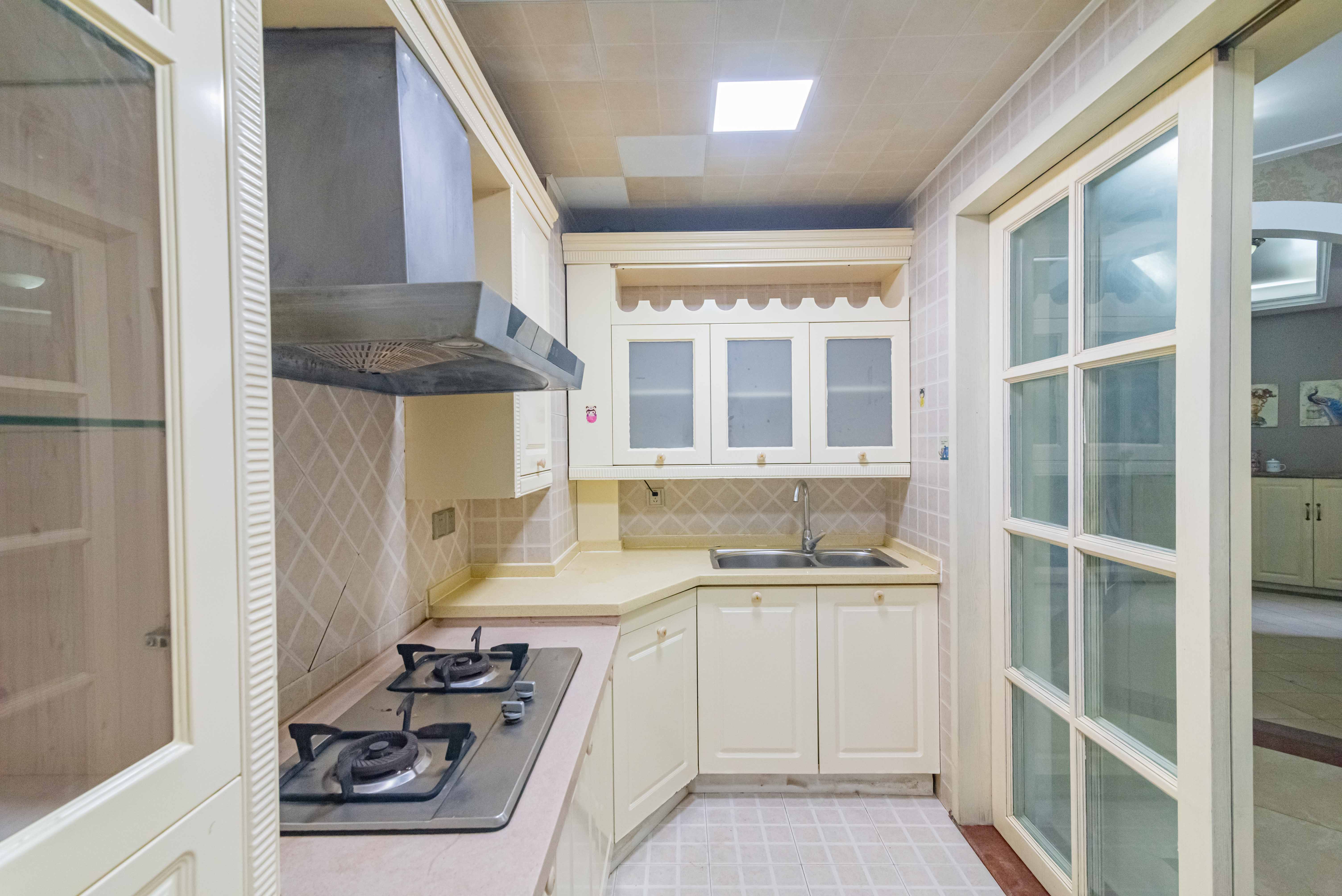 藏珑湖上国际花园  3室2厅2卫    138.0万 藏珑湖上国际花园  3室2厅2卫    138.0万厨房